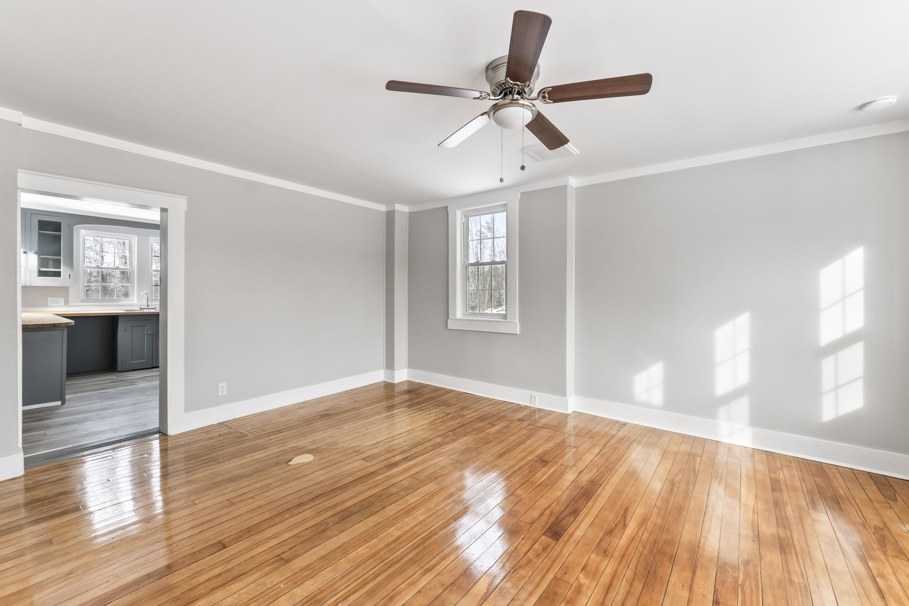 569 Middle Road Property Photo 10