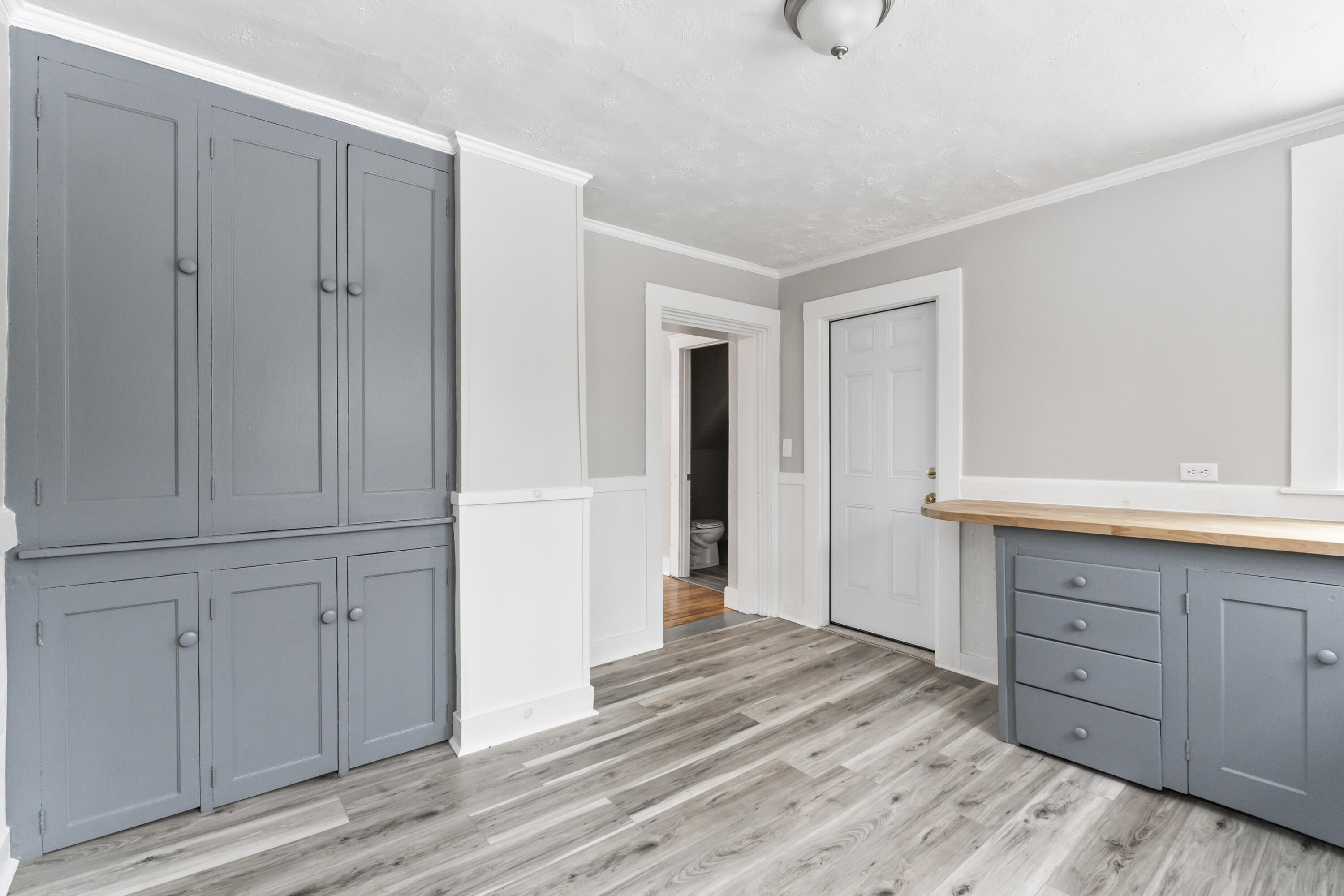 569 Middle Road Property Photo 11
