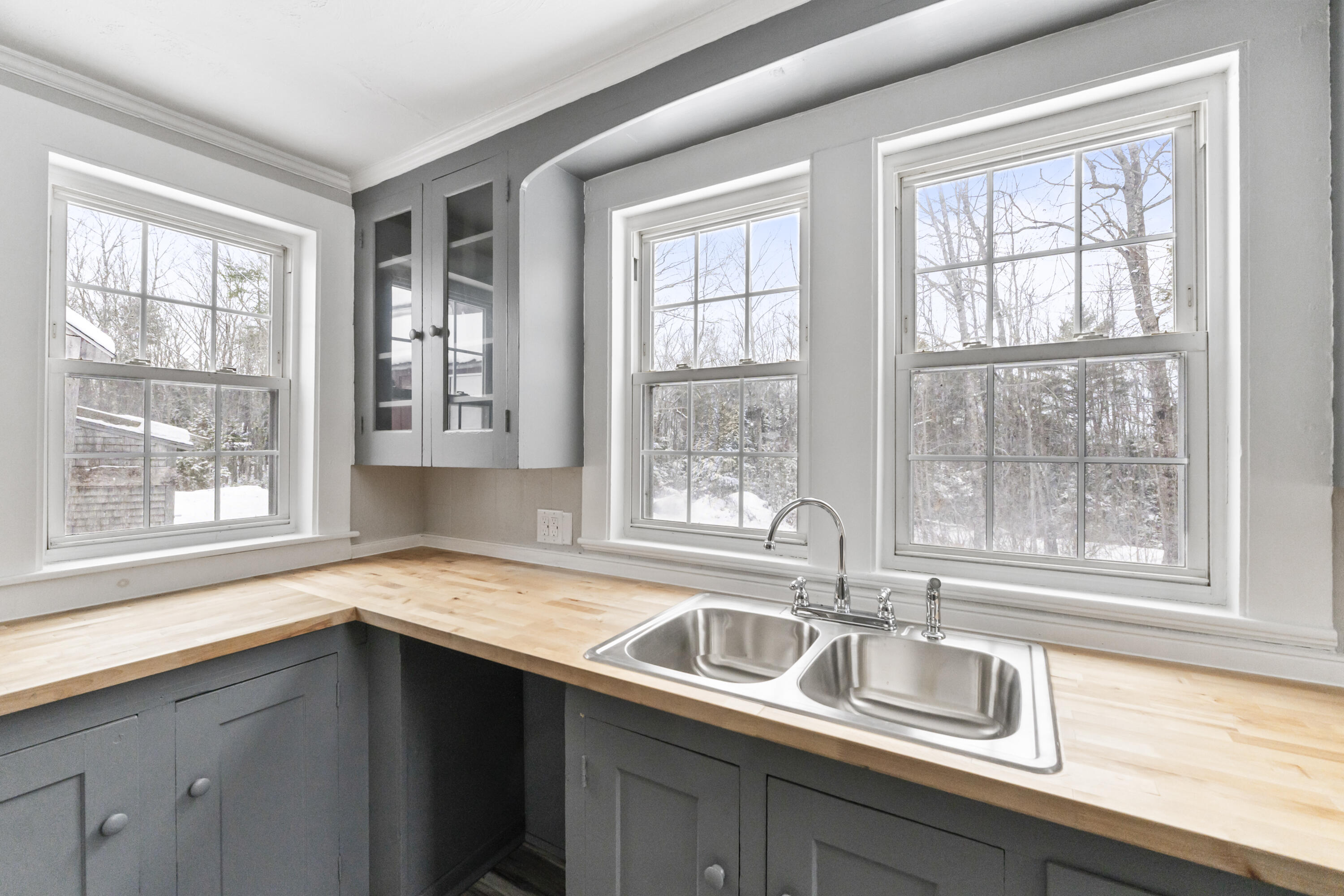 569 Middle Road Property Photo 14
