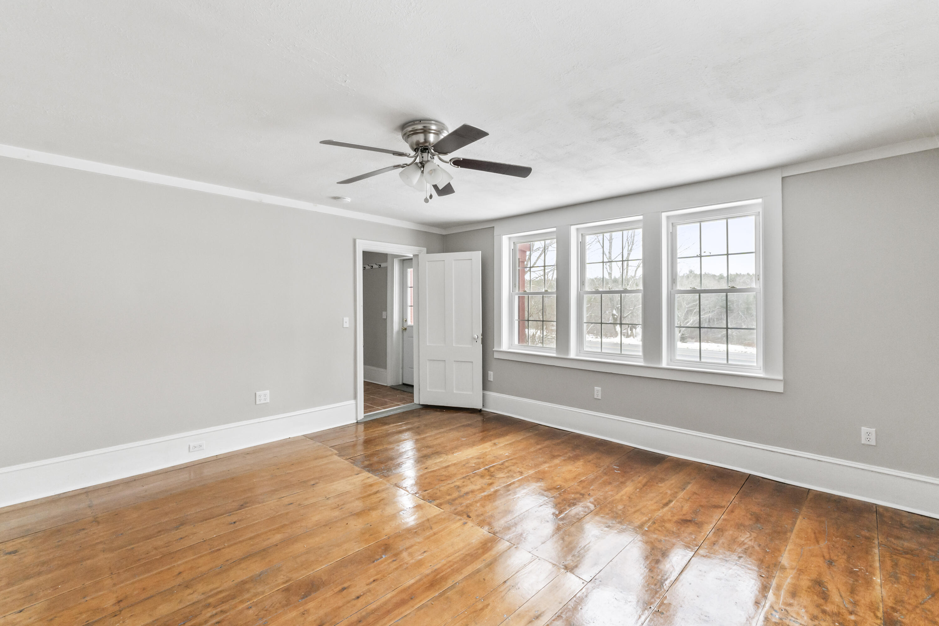 569 Middle Road Property Photo 16