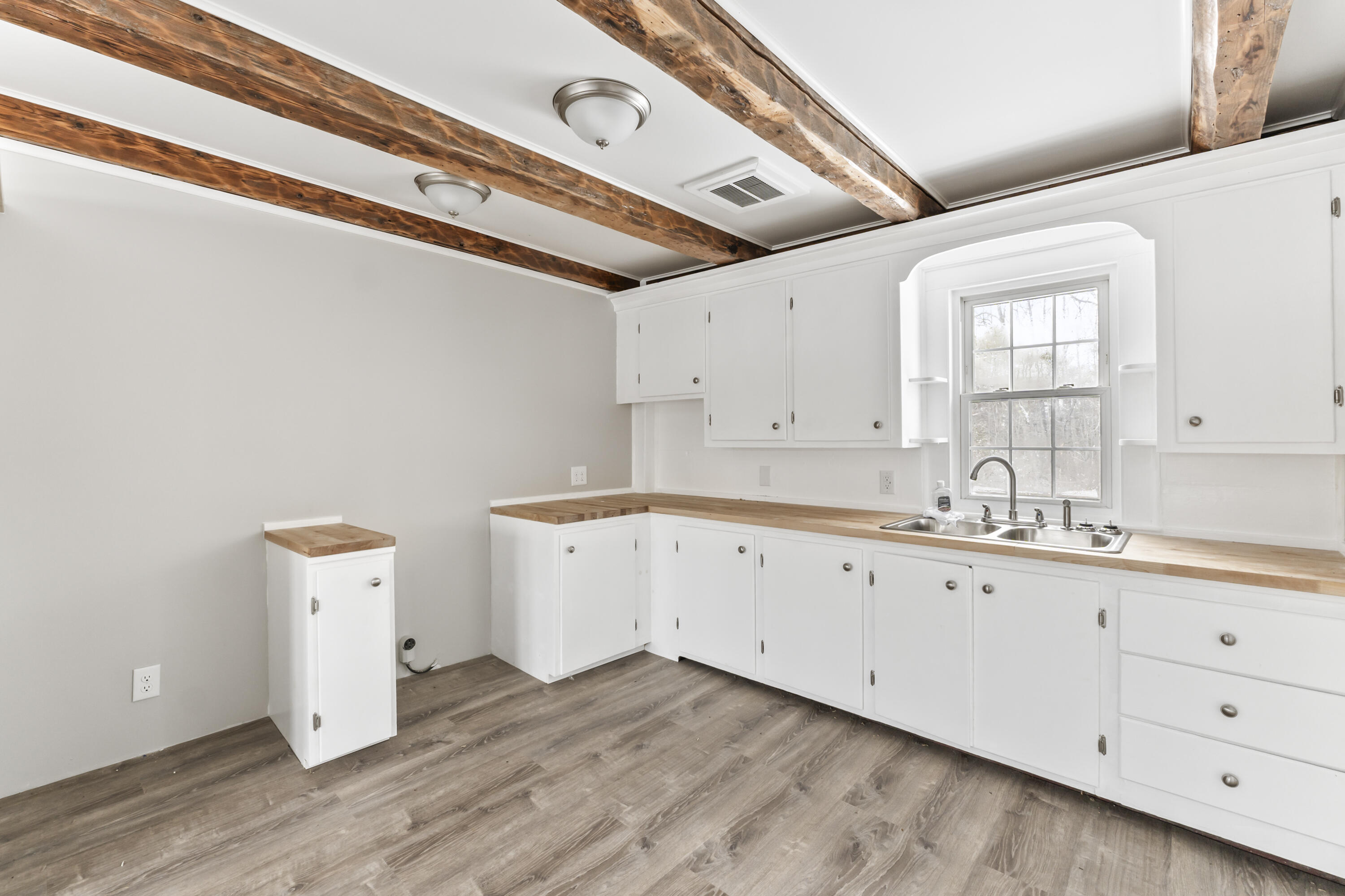 569 Middle Road Property Photo 31