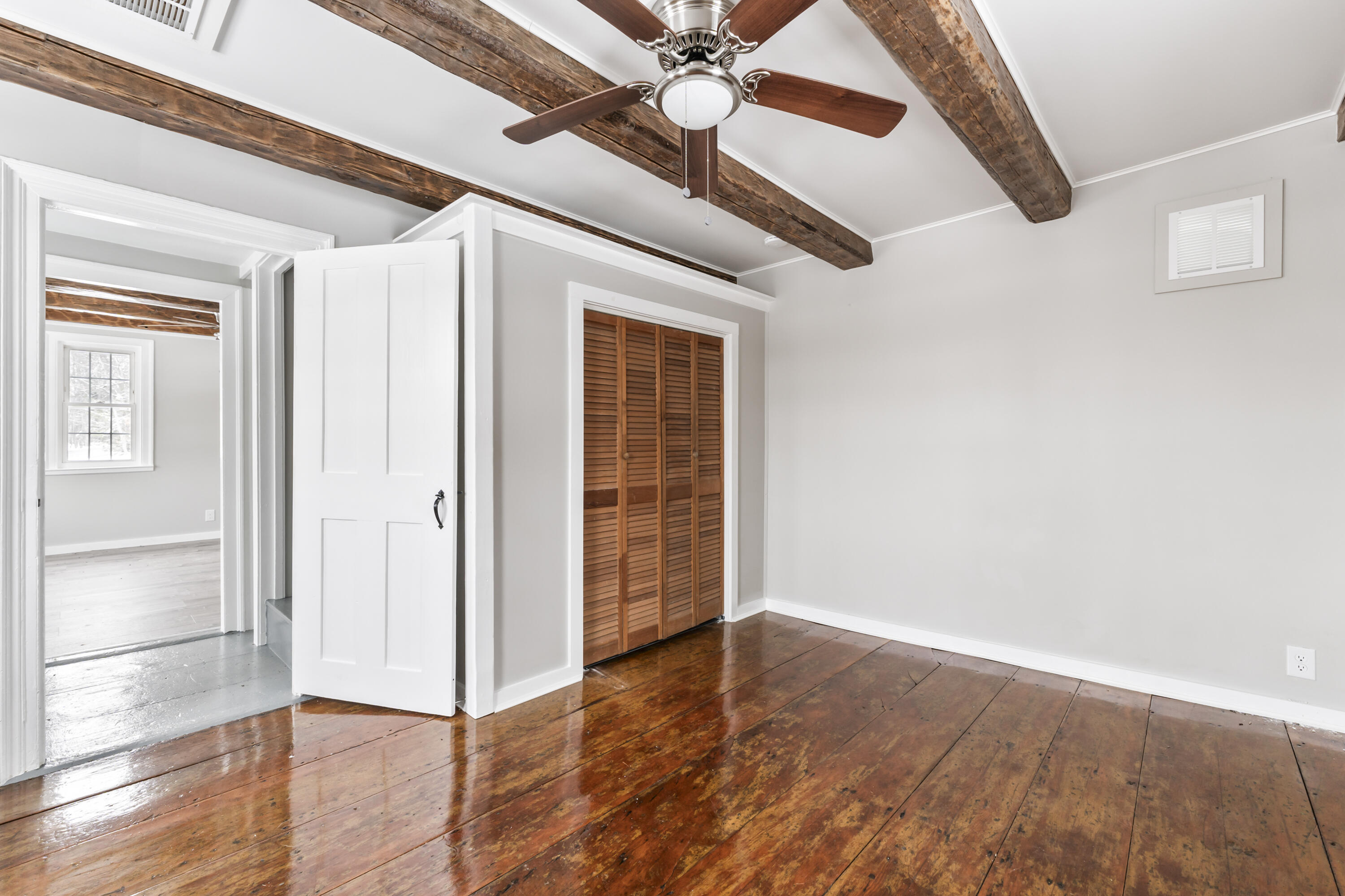 569 Middle Road Property Photo 41