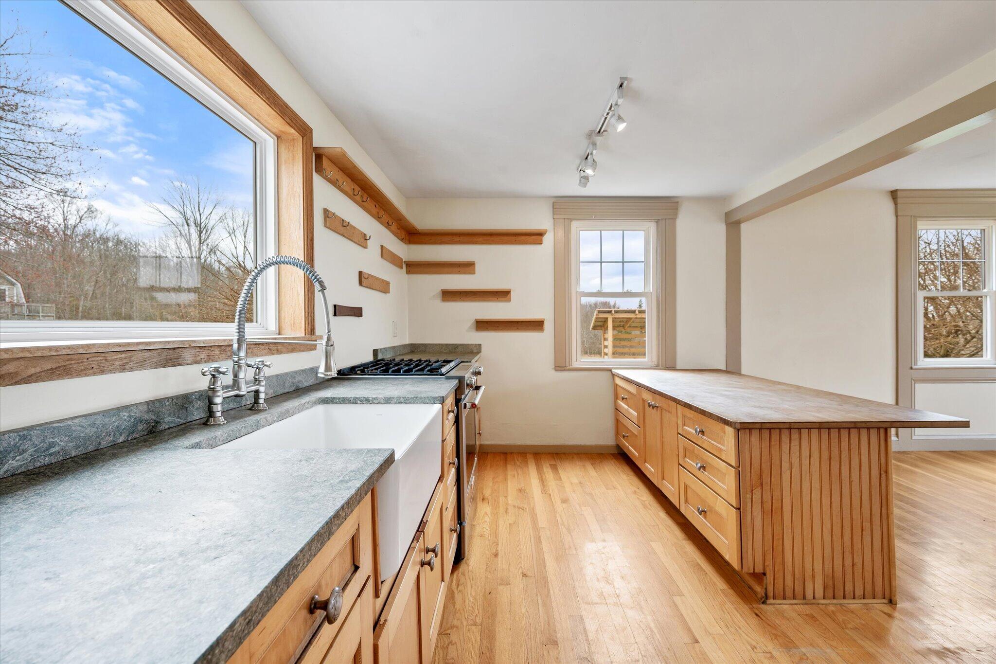 11 Woodbury Way Property Photo 8