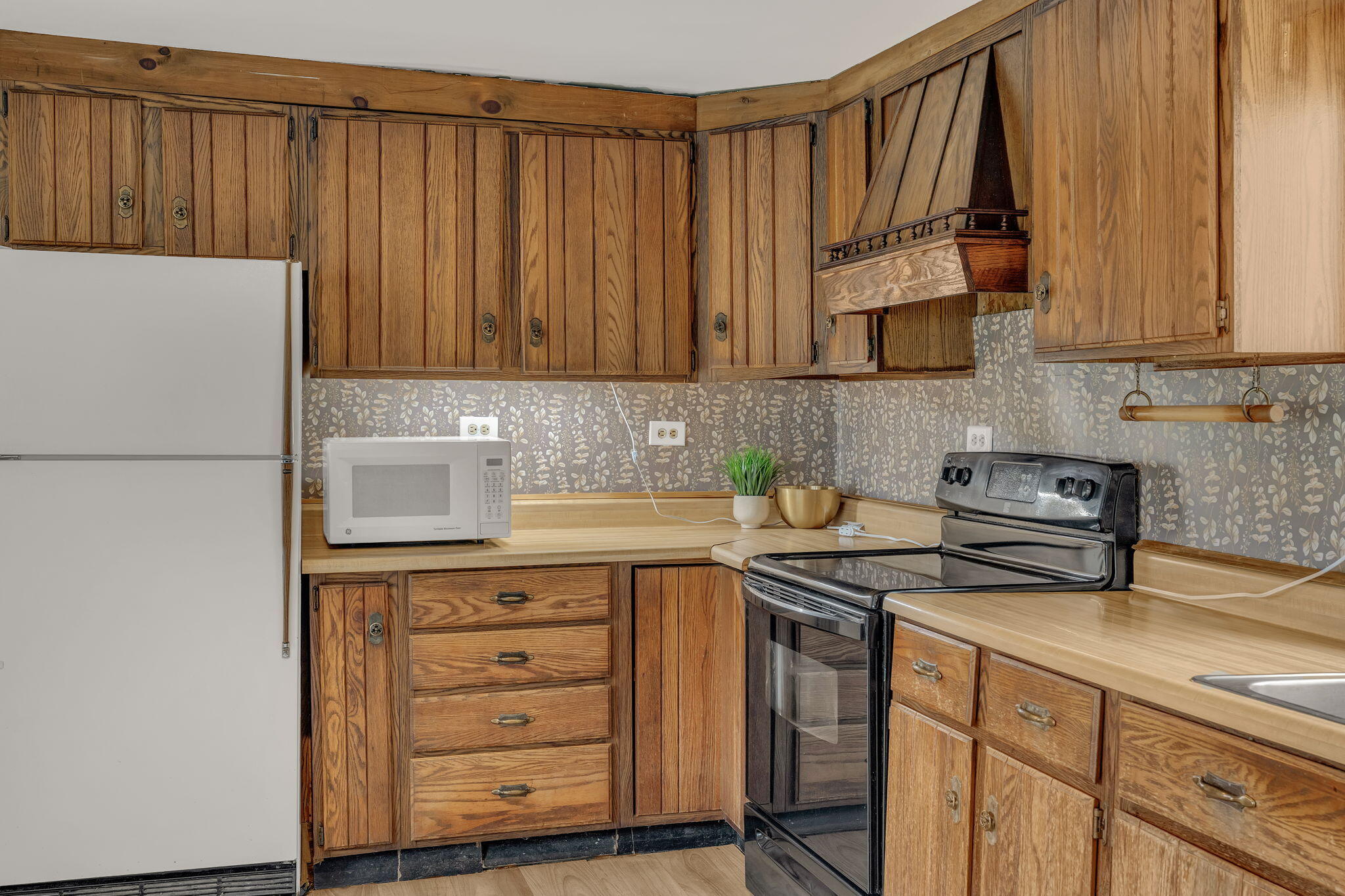 402 Webb Ridge Road Property Photo 9
