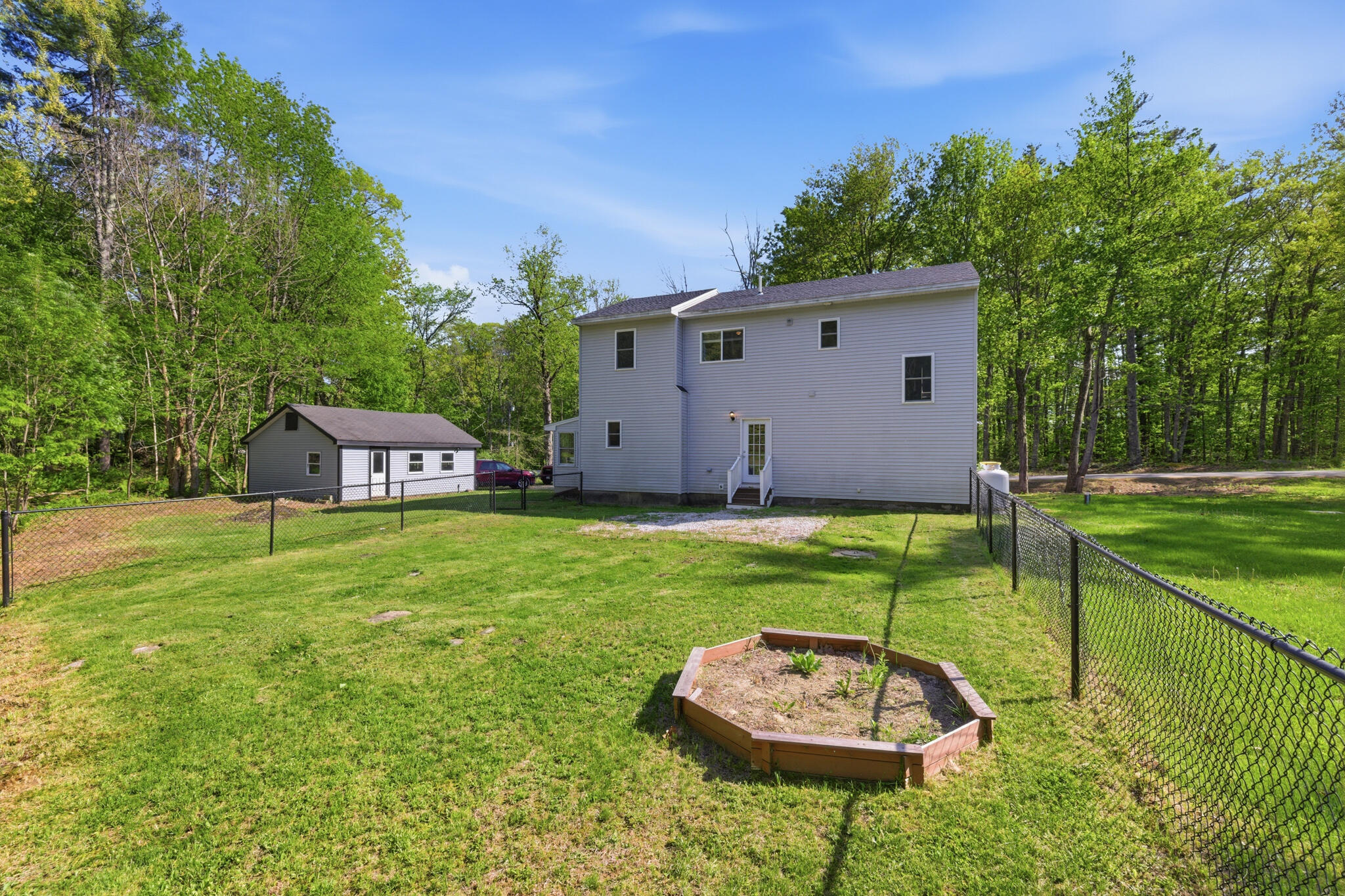 472 School Street Property Photo 5