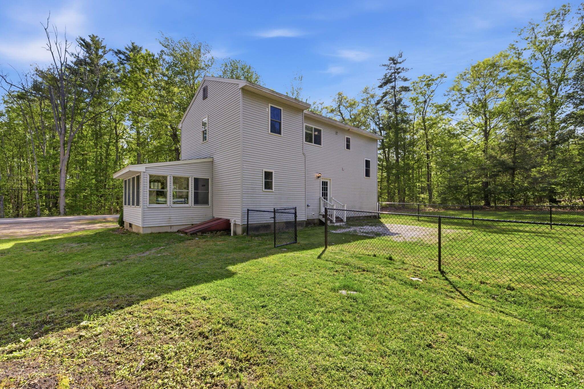 472 School Street Property Photo 6