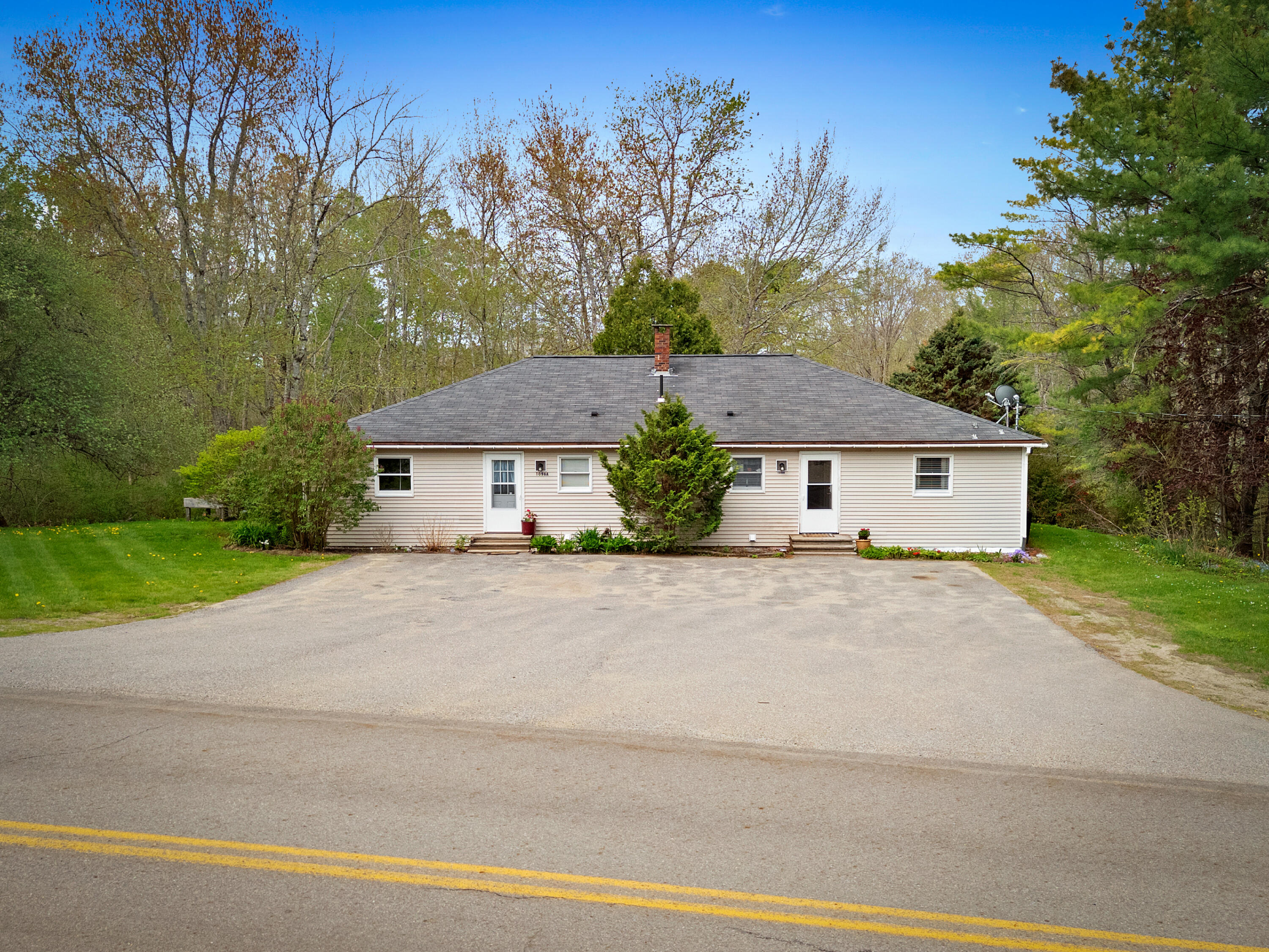 1096 Middle Road Property Photo 2