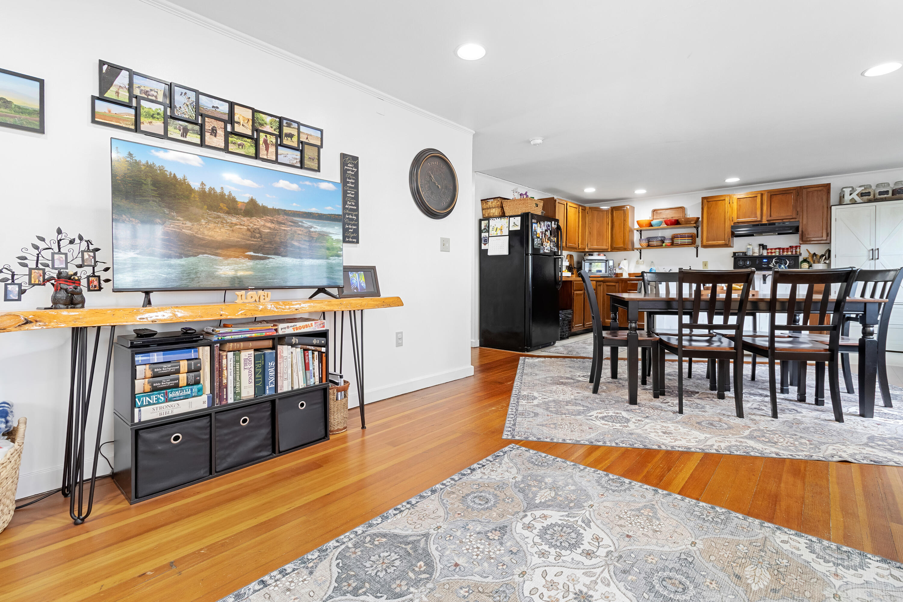 1096 Middle Road Property Photo 3