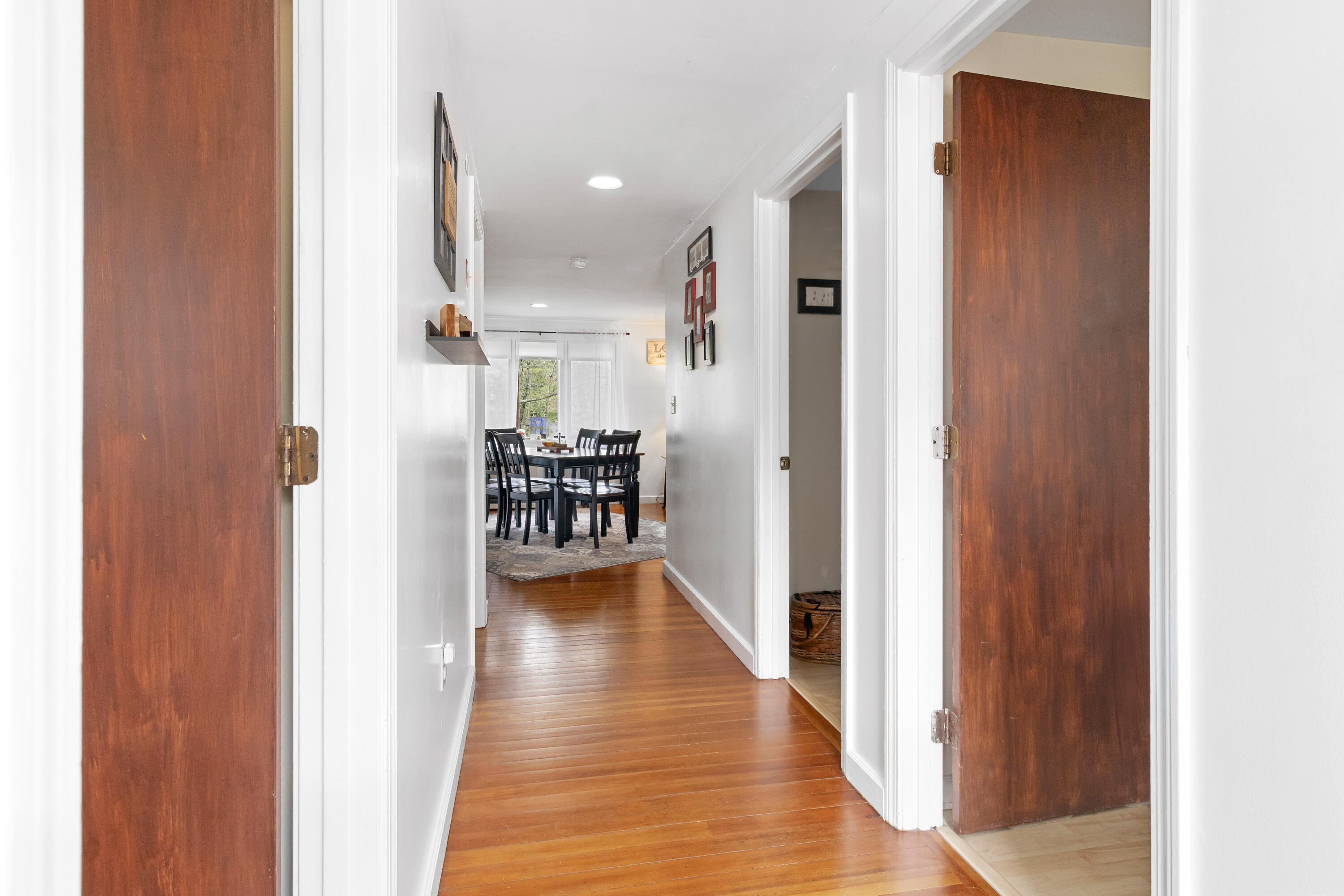1096 Middle Road Property Photo 4