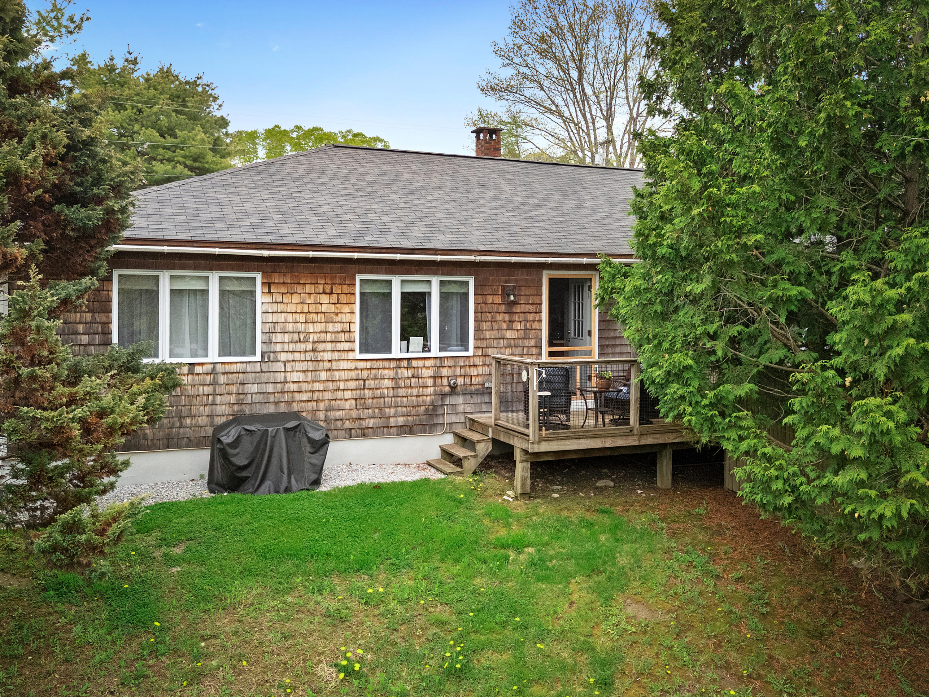 1096 Middle Road Property Photo 7