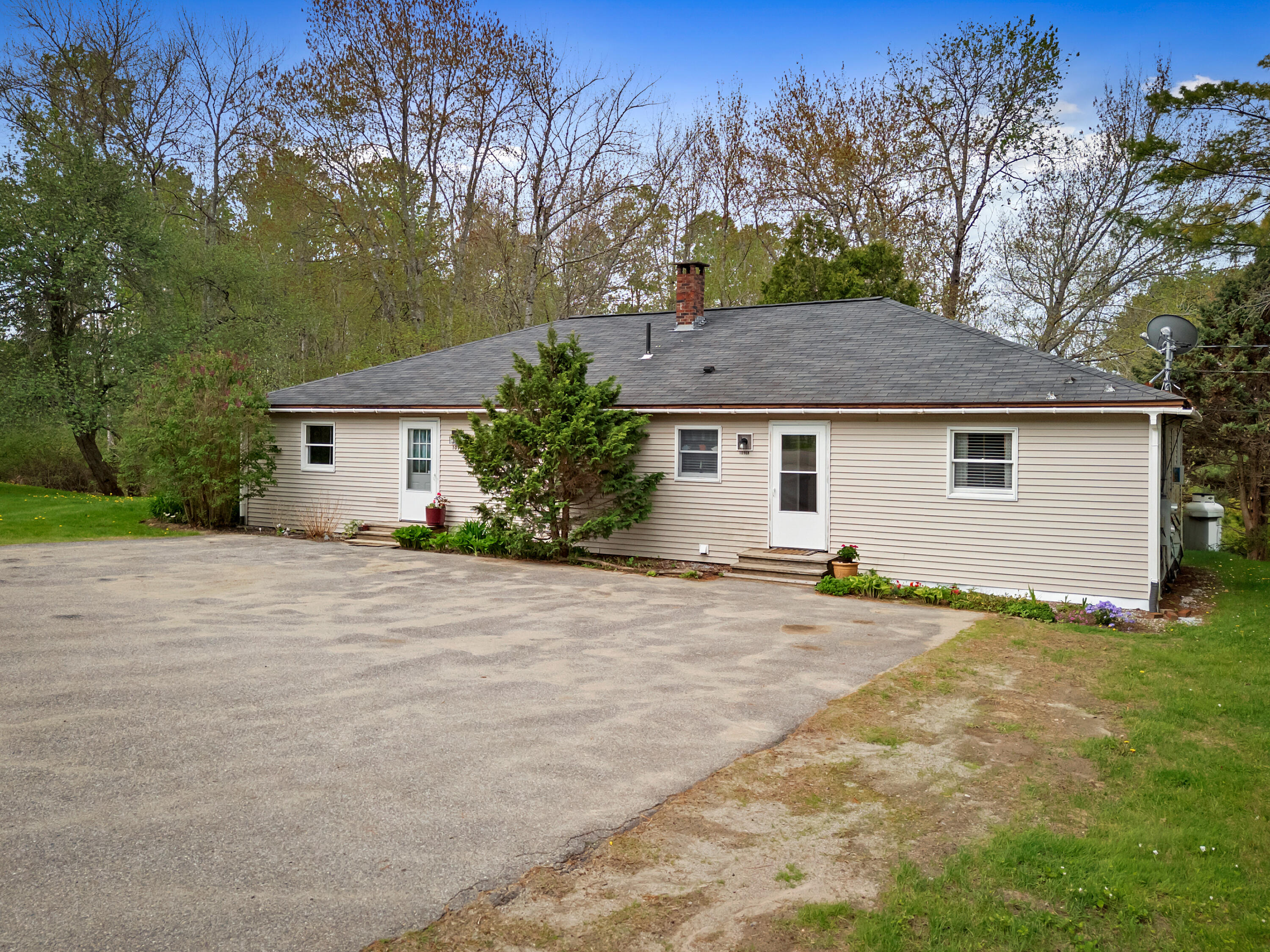 1096 Middle Road Property Photo 8