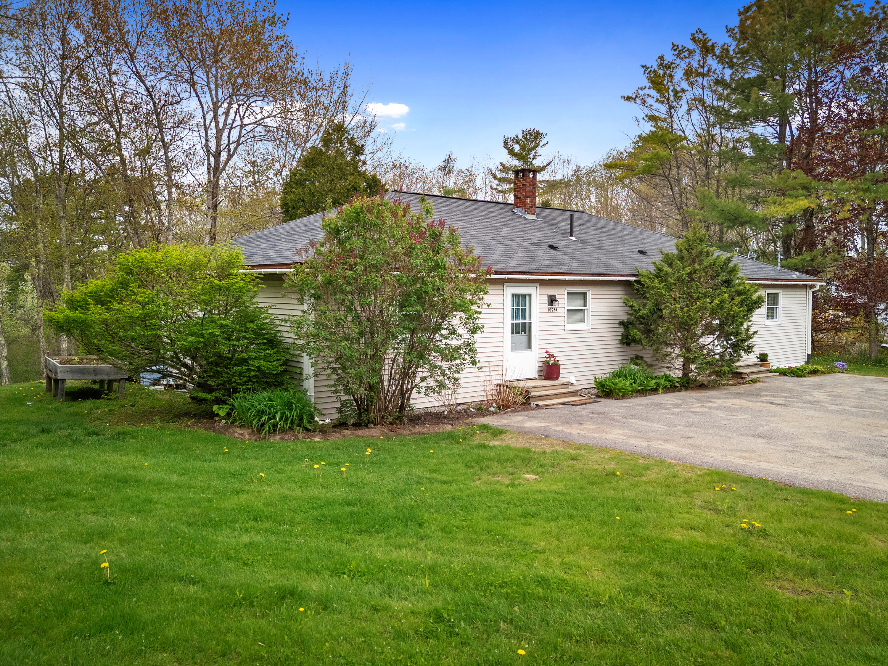 1096 Middle Road Property Photo 10