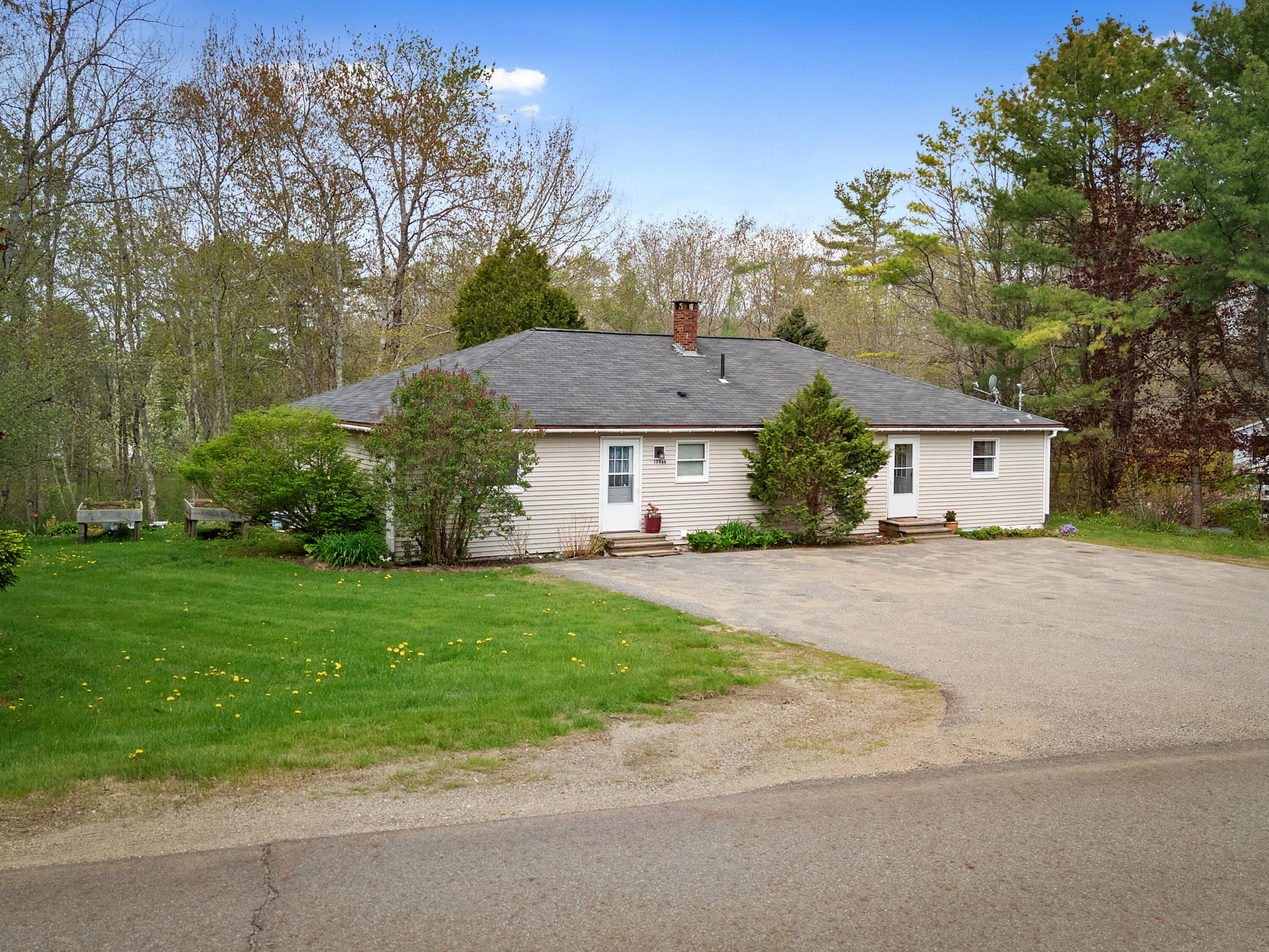 1096 Middle Road Property Photo 11