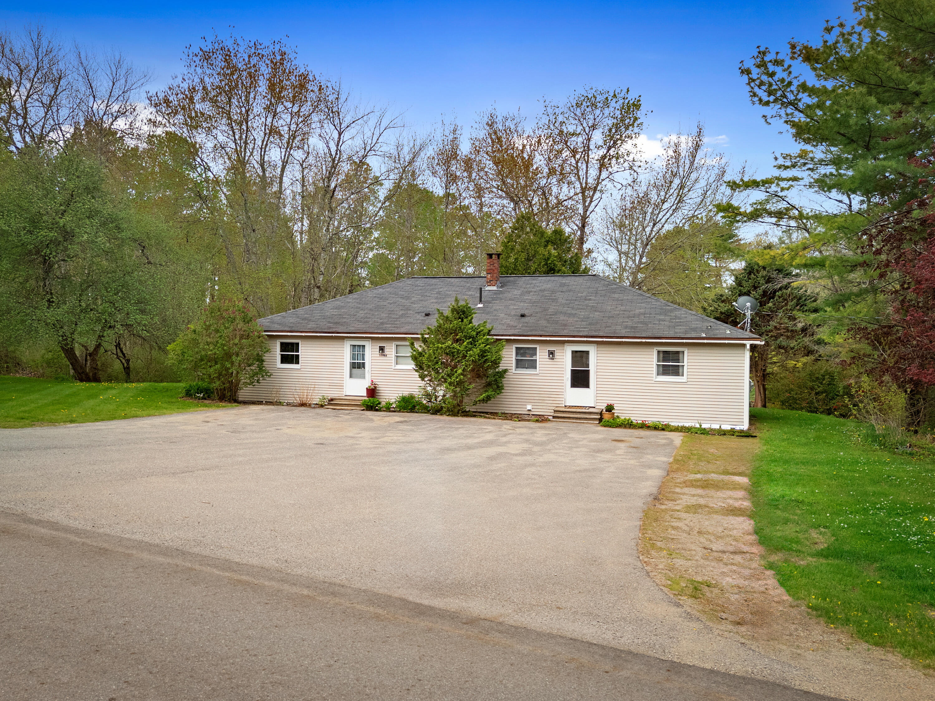 1096 Middle Road Property Photo 12