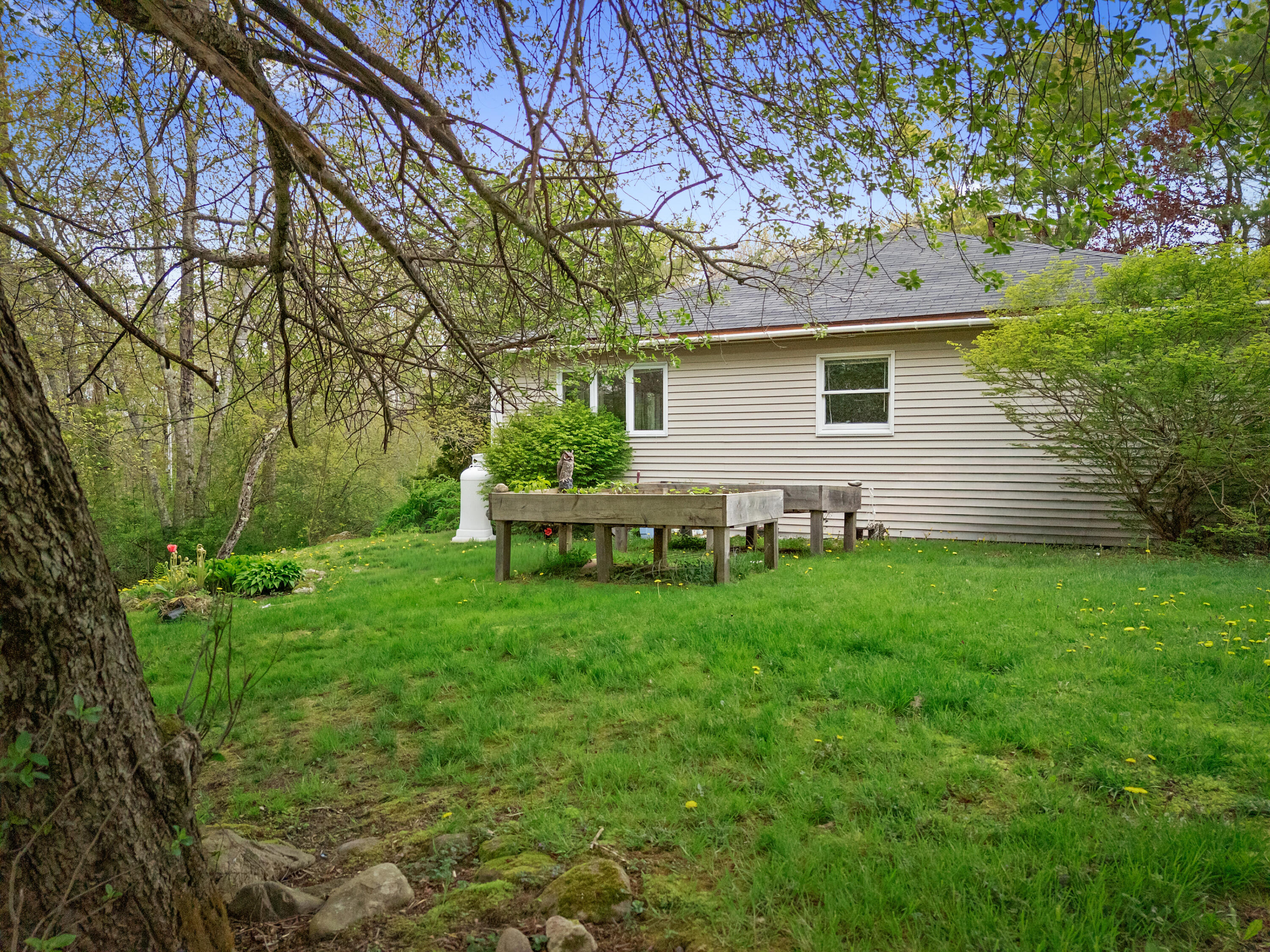 1096 Middle Road Property Photo 13