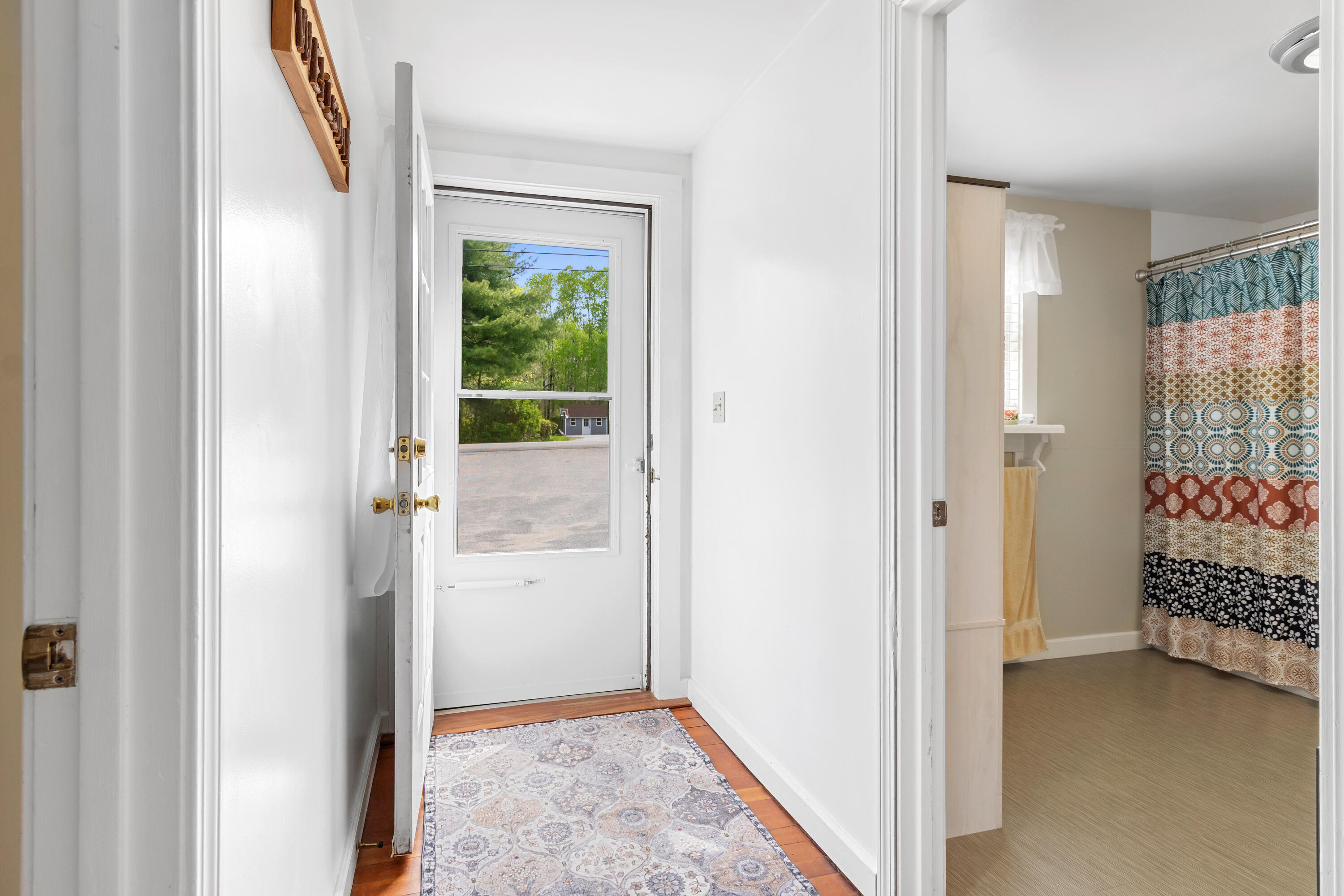 1096 Middle Road Property Photo 14