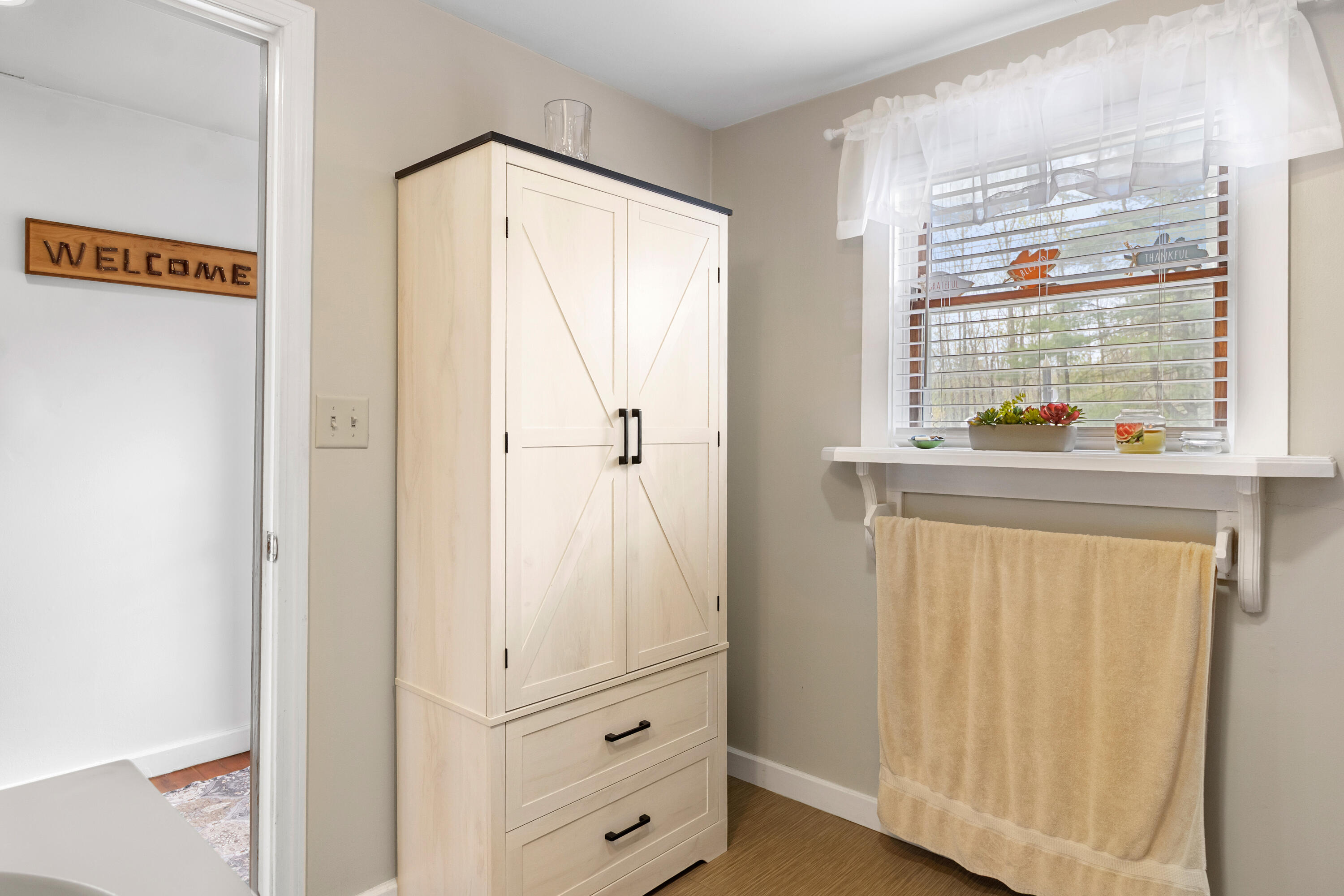 1096 Middle Road Property Photo 17