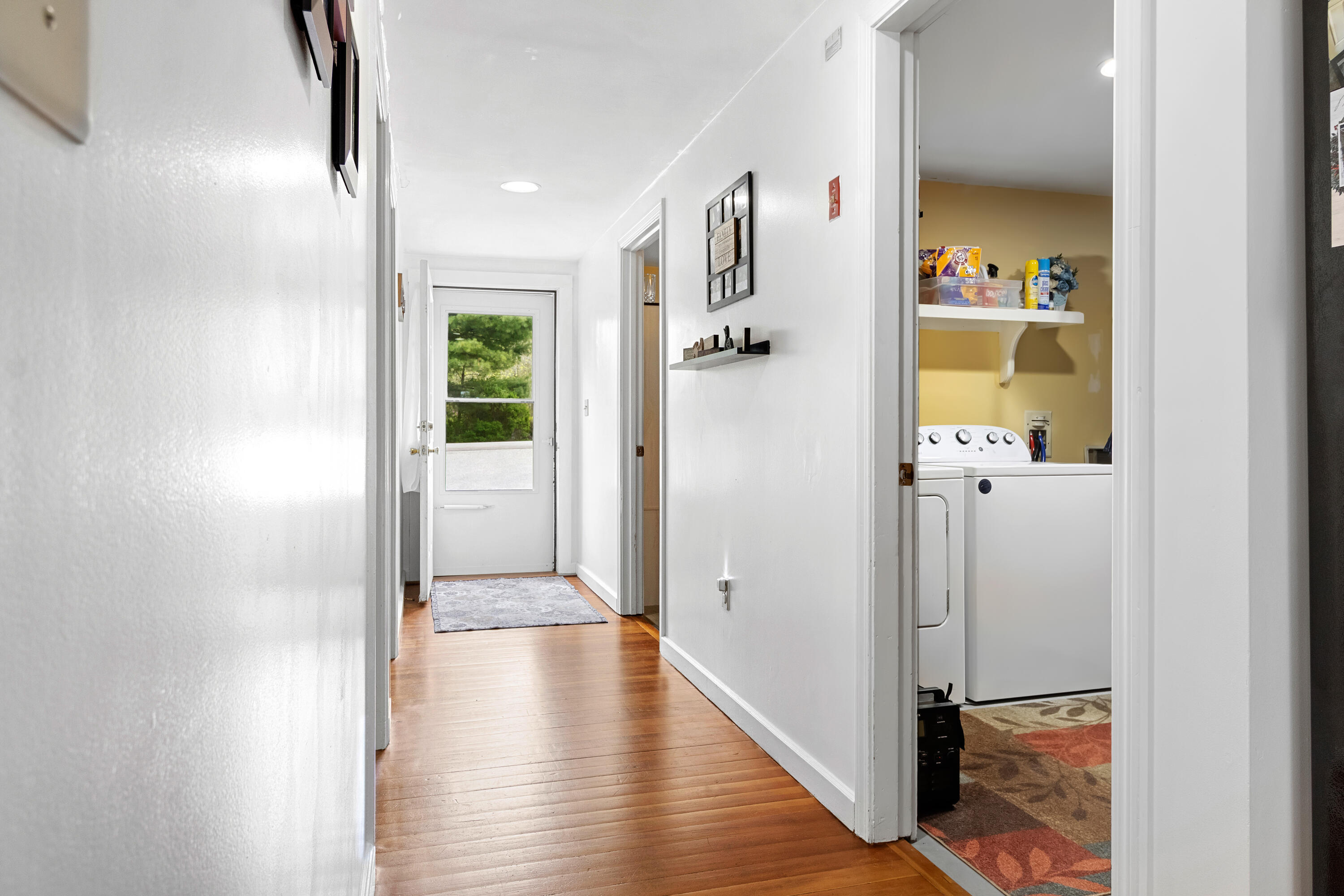 1096 Middle Road Property Photo 23