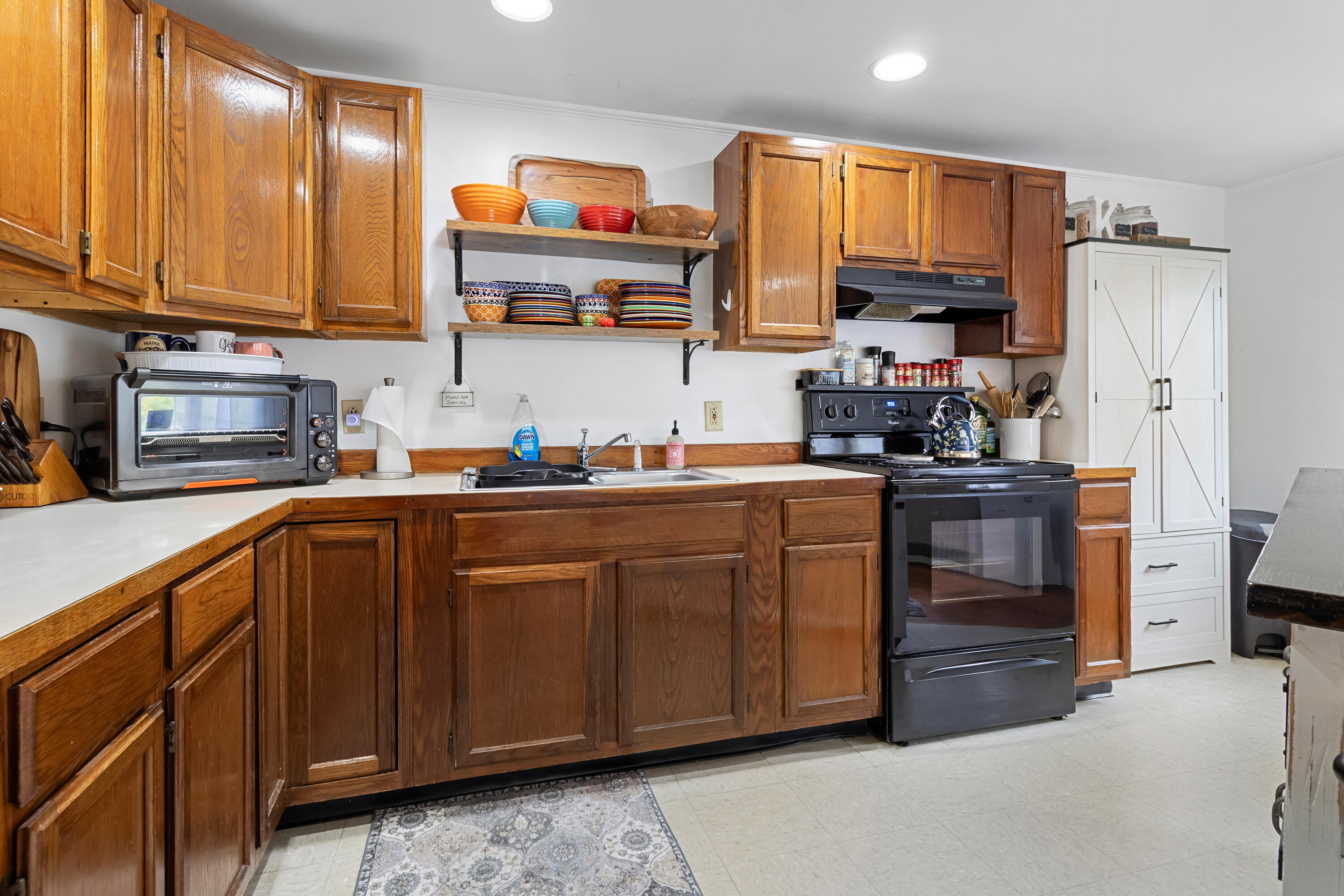 1096 Middle Road Property Photo 30