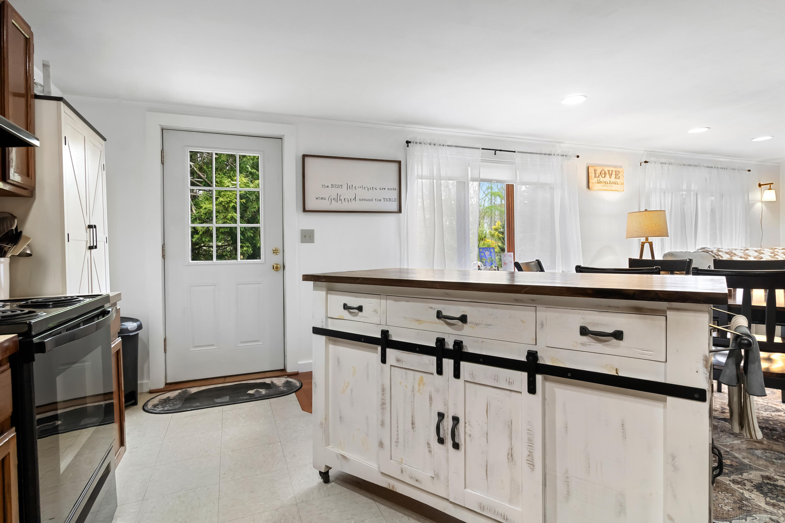 1096 Middle Road Property Photo 31