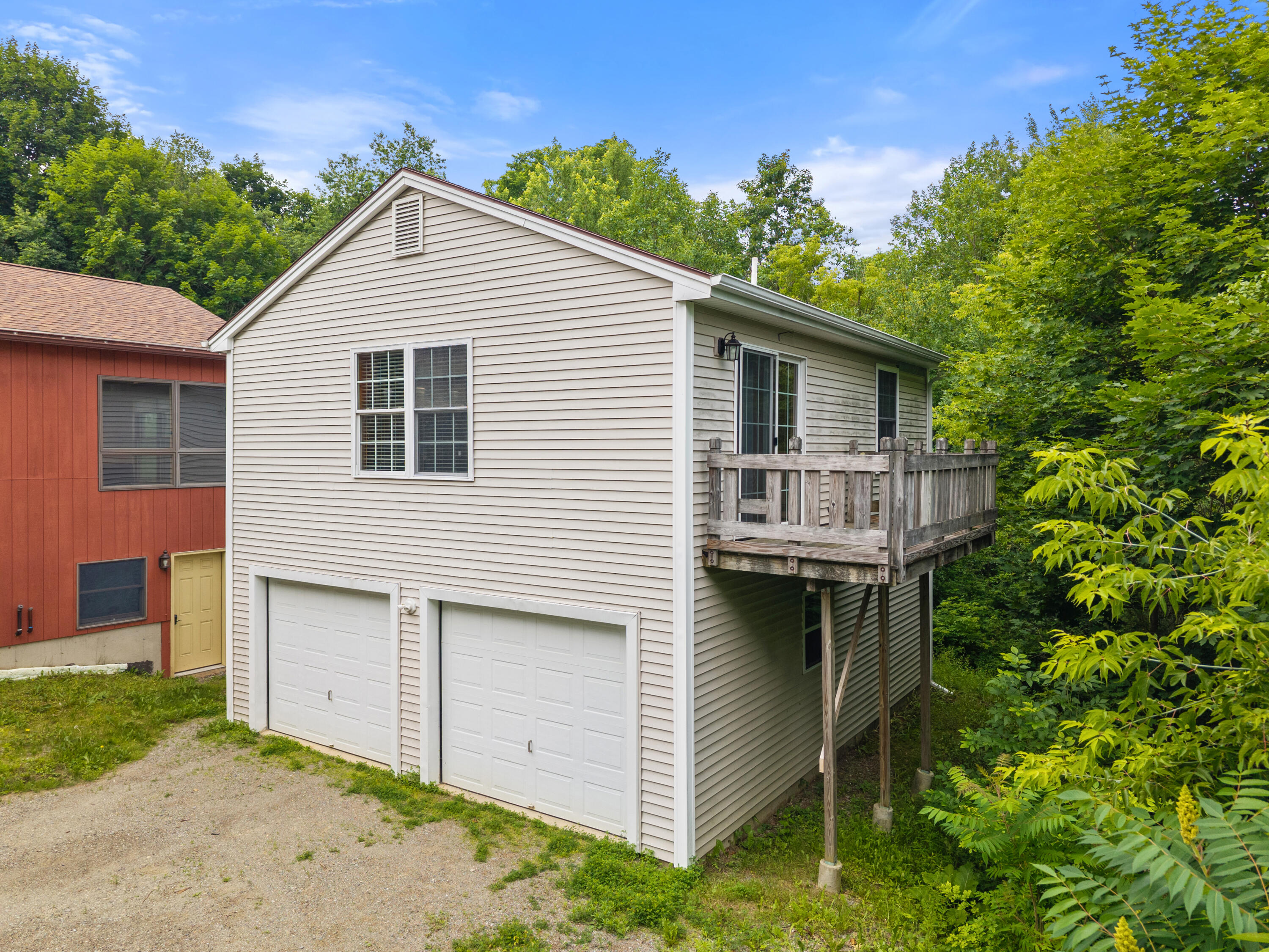 28 Park Avenue E Property Photo 6