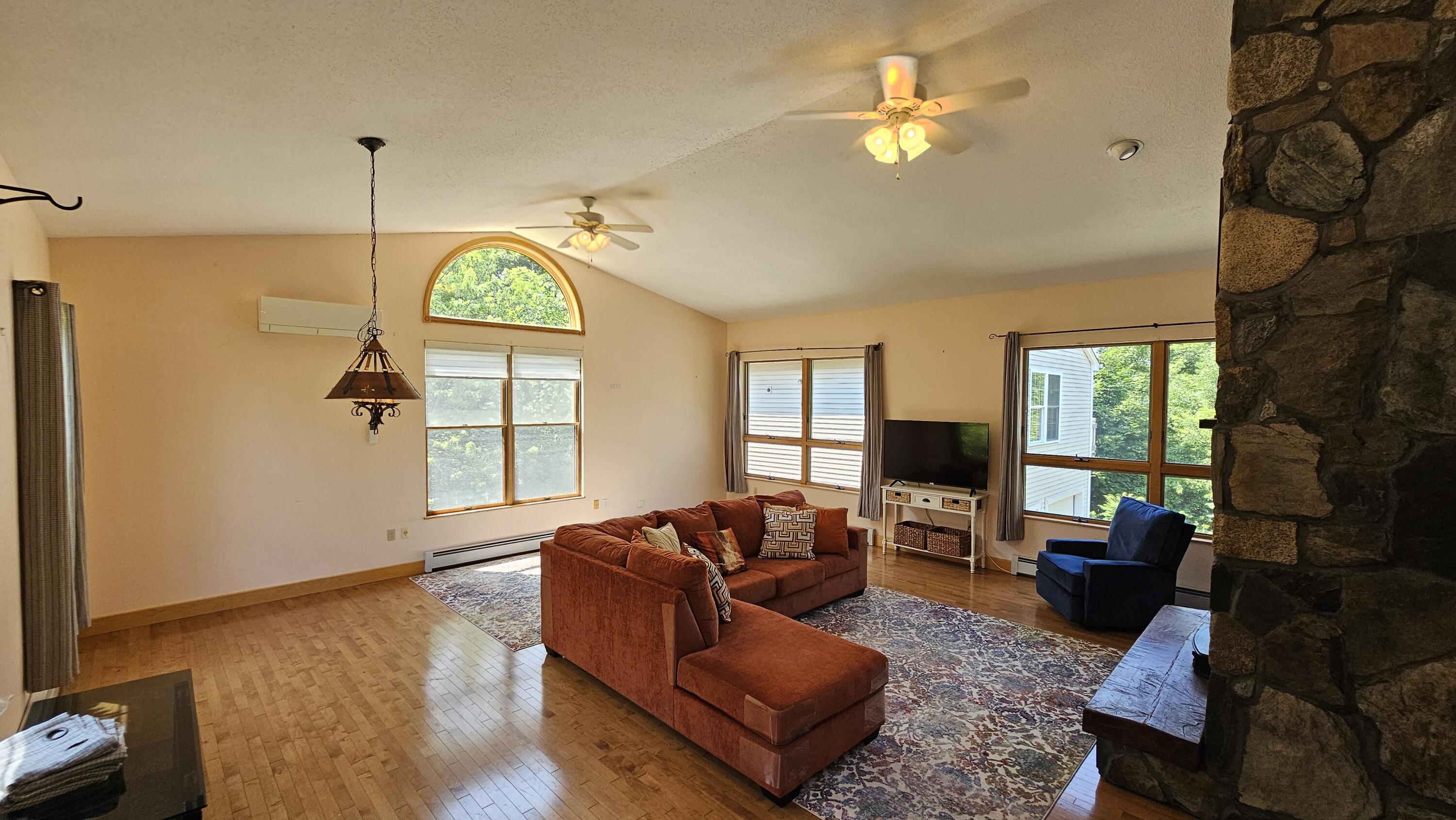 28 Park Avenue E Property Photo 7