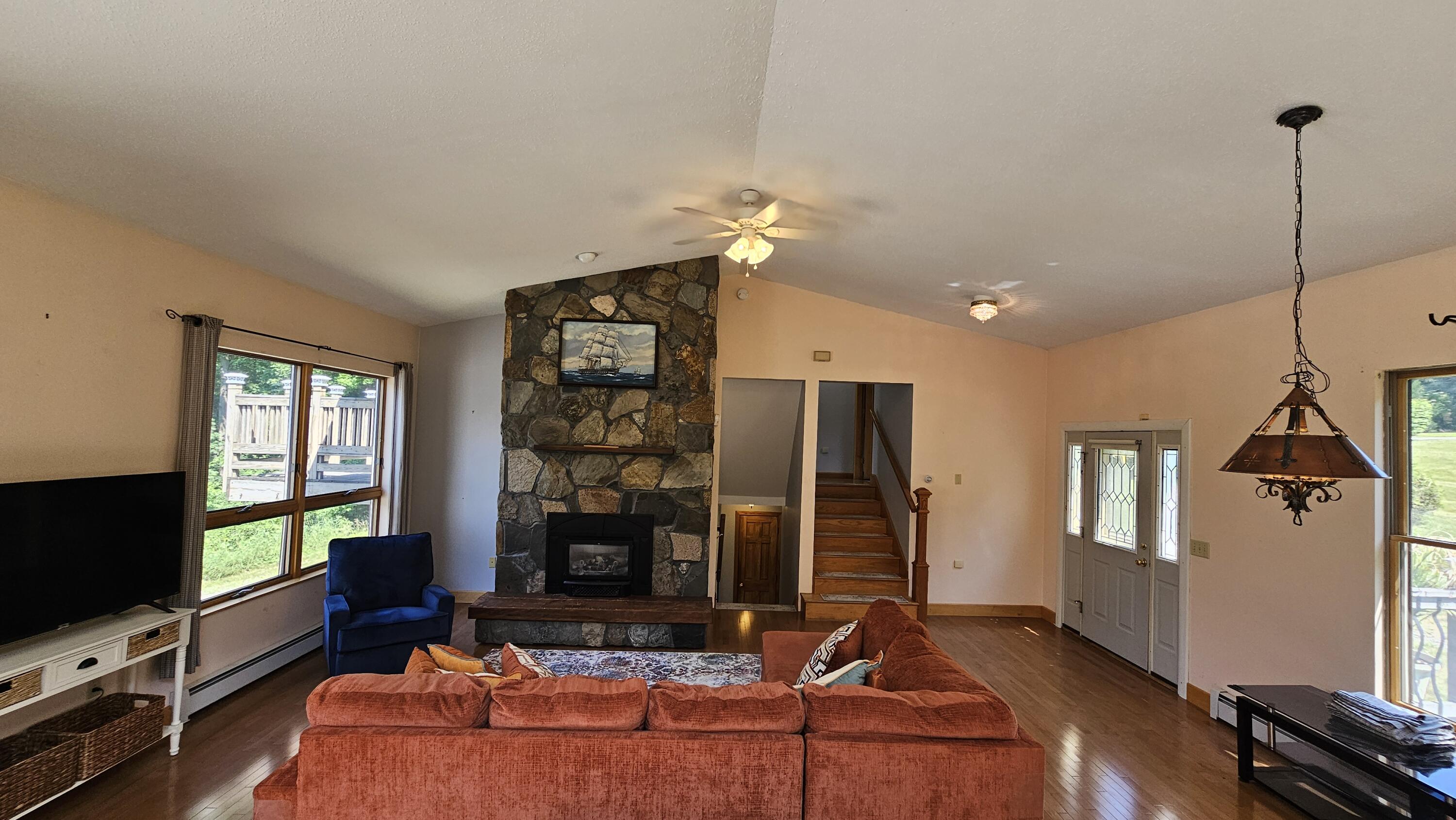 28 Park Avenue E Property Photo 8