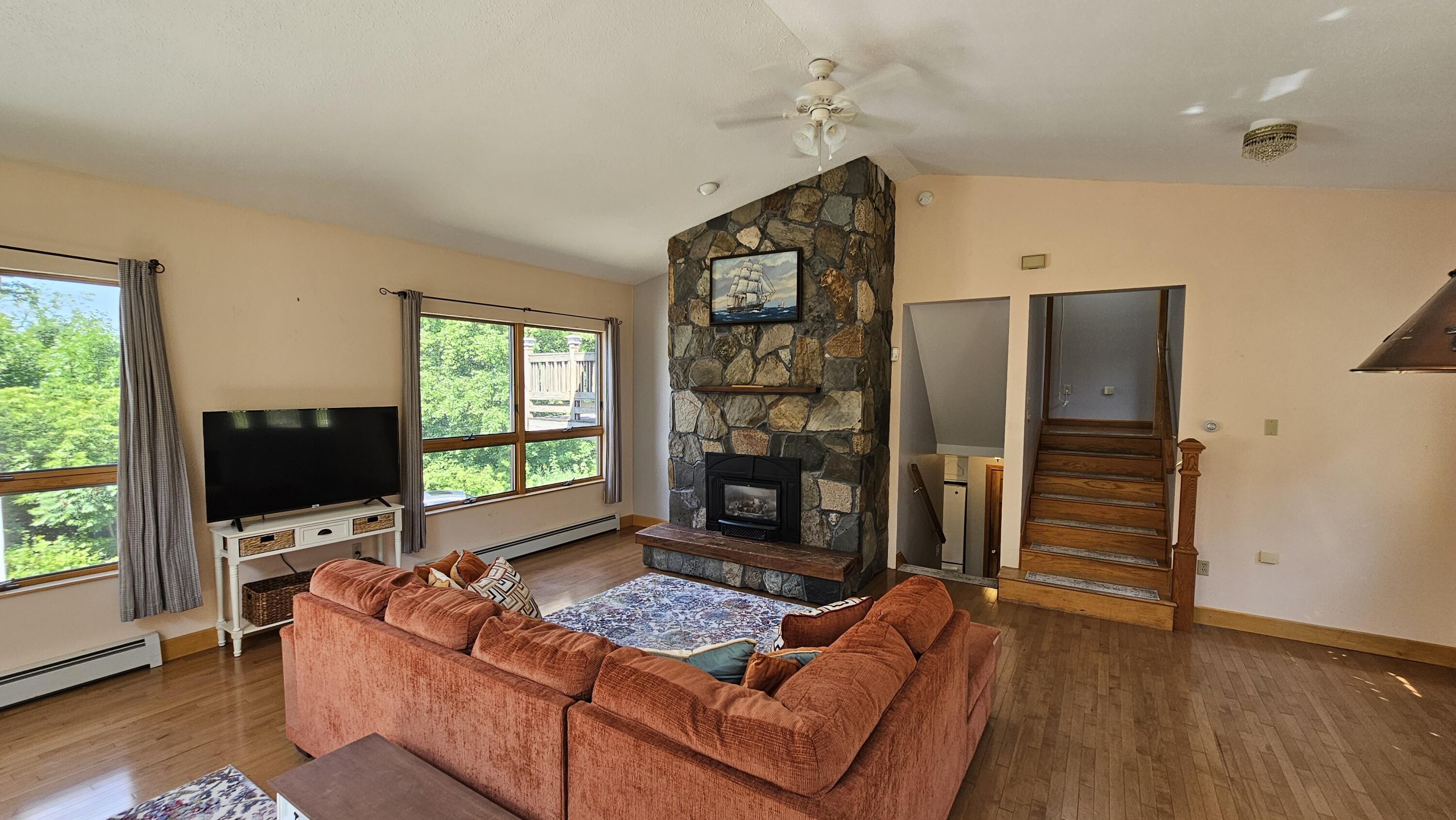 28 Park Avenue E Property Photo 9