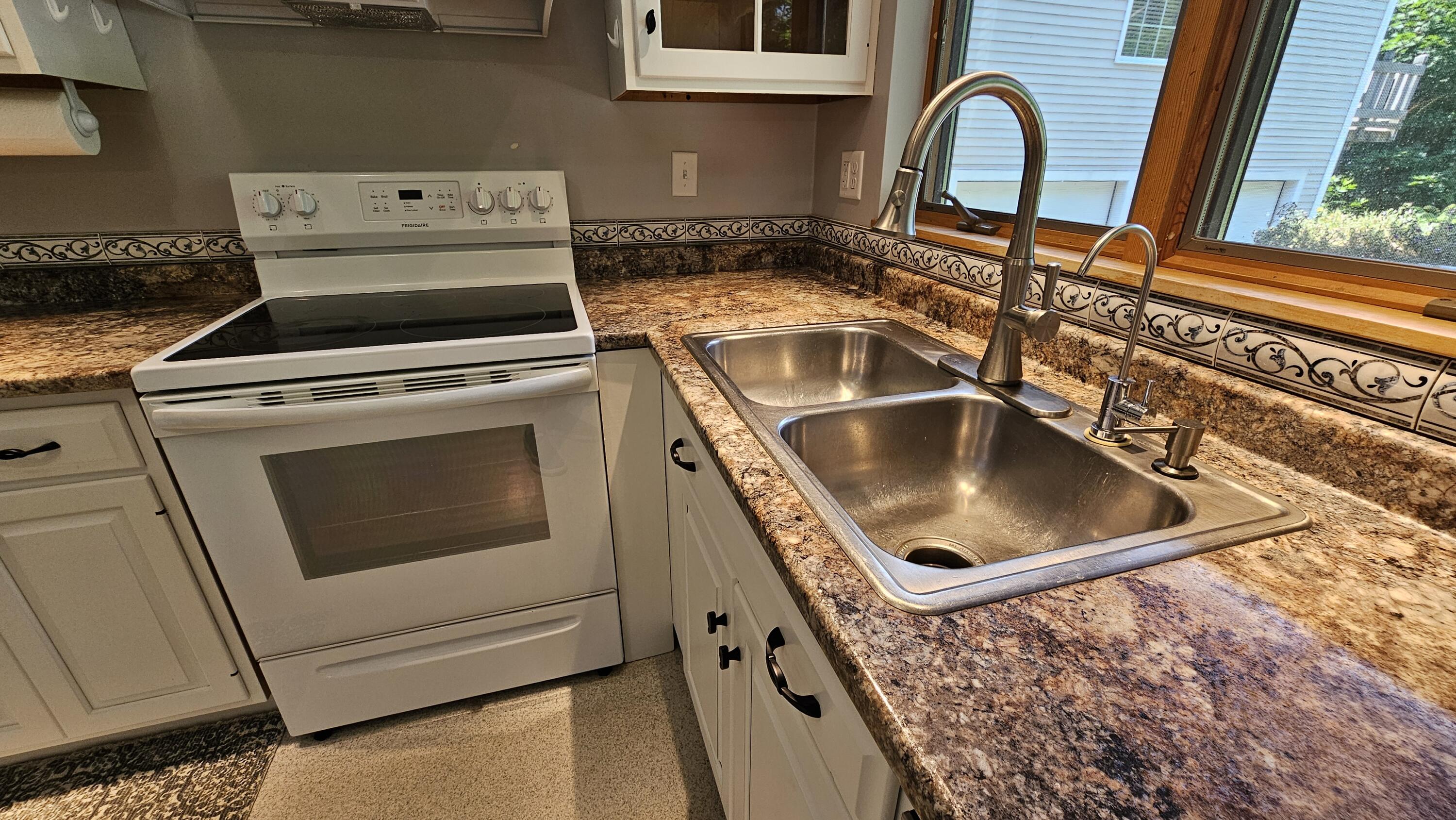 28 Park Avenue E Property Photo 16