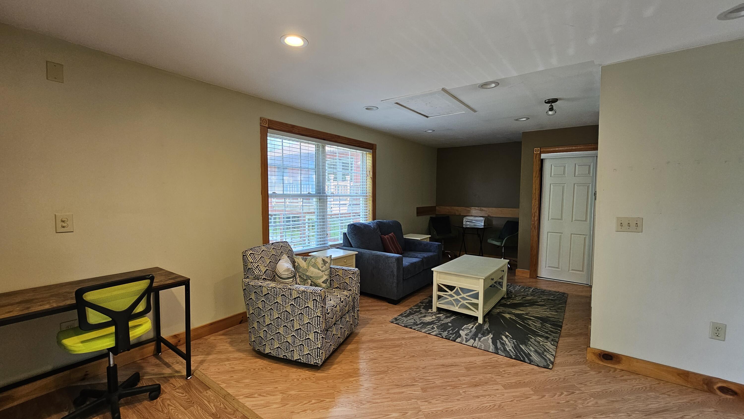 28 Park Avenue E Property Photo 49