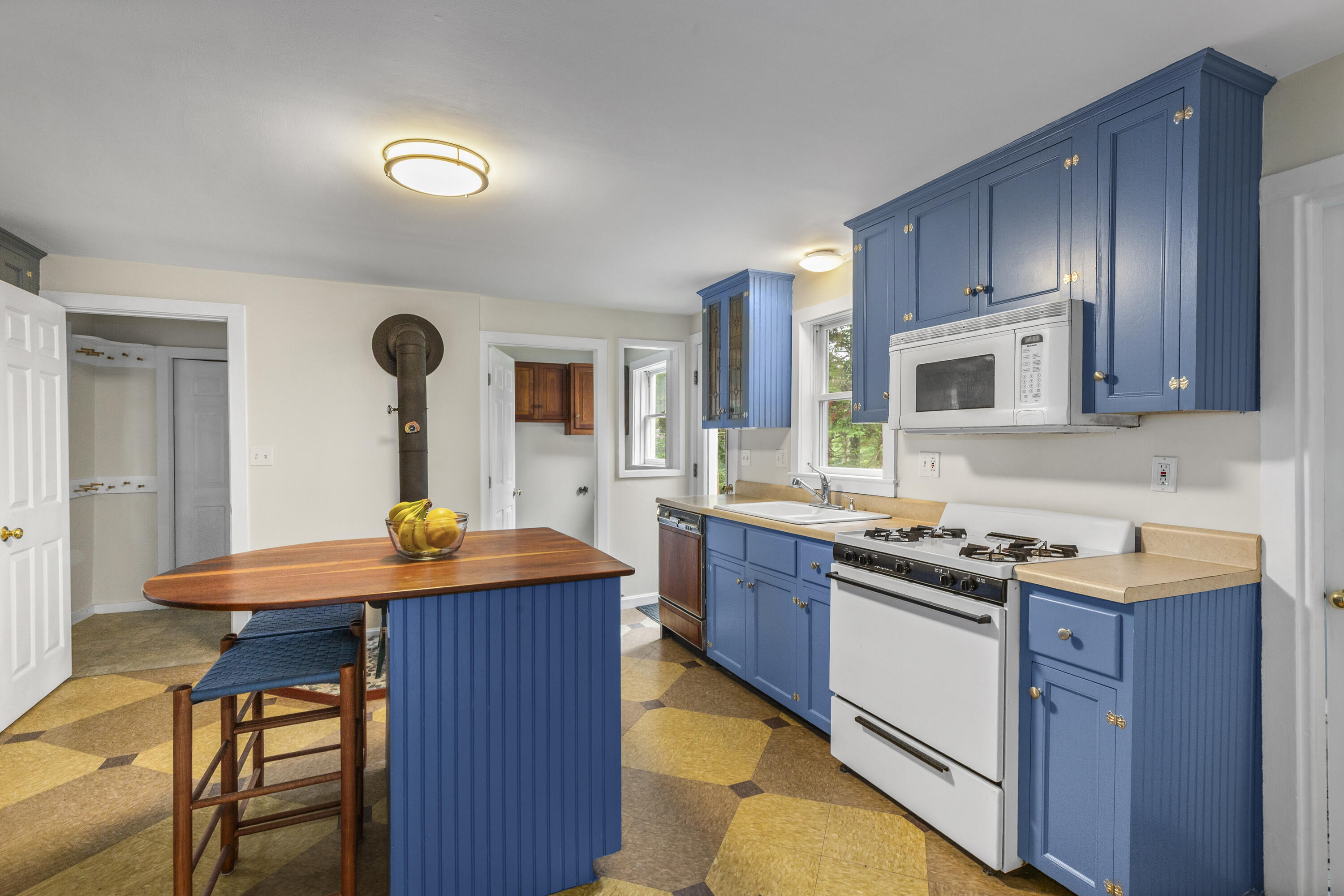 646 West Street Property Photo 6