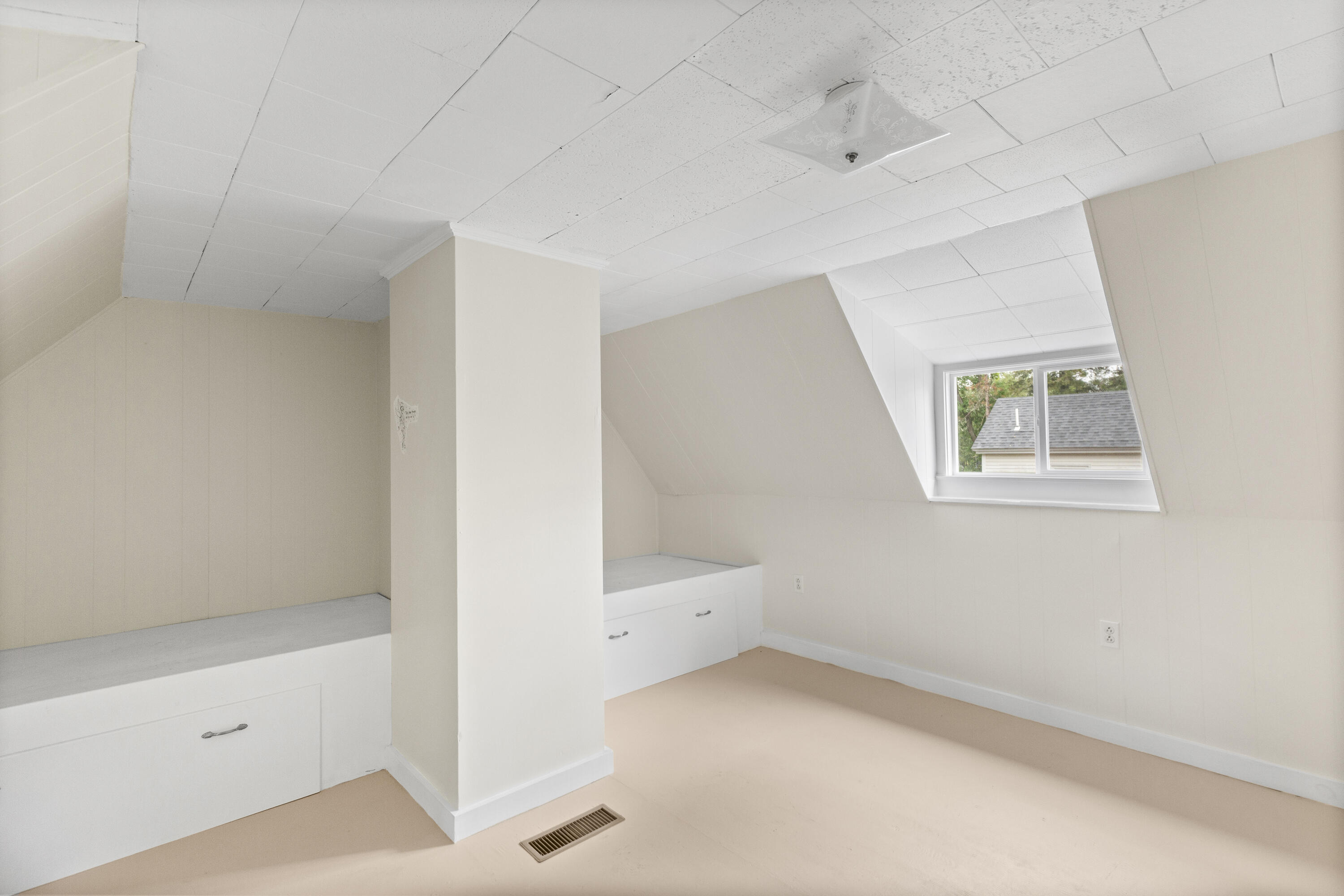 646 West Street Property Photo 23