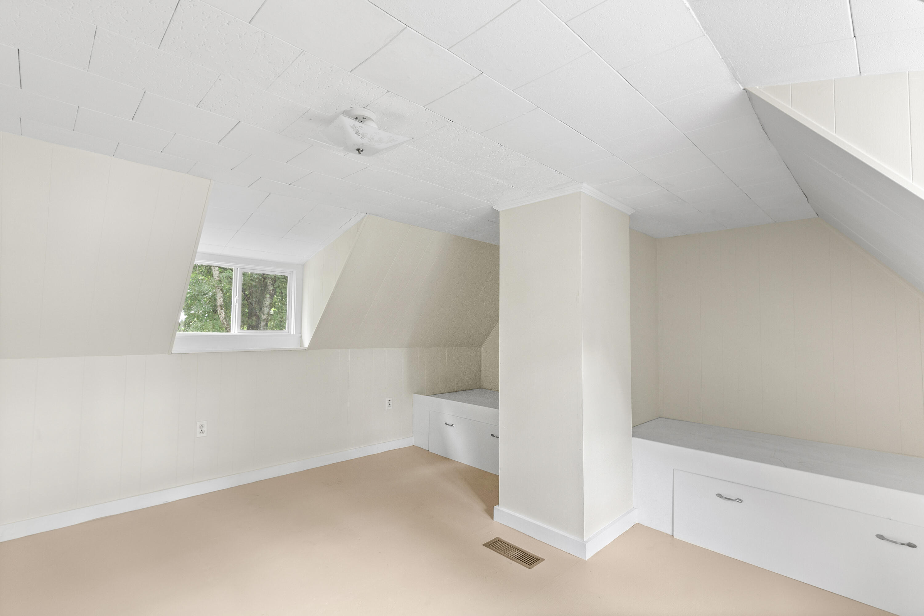 646 West Street Property Photo 24