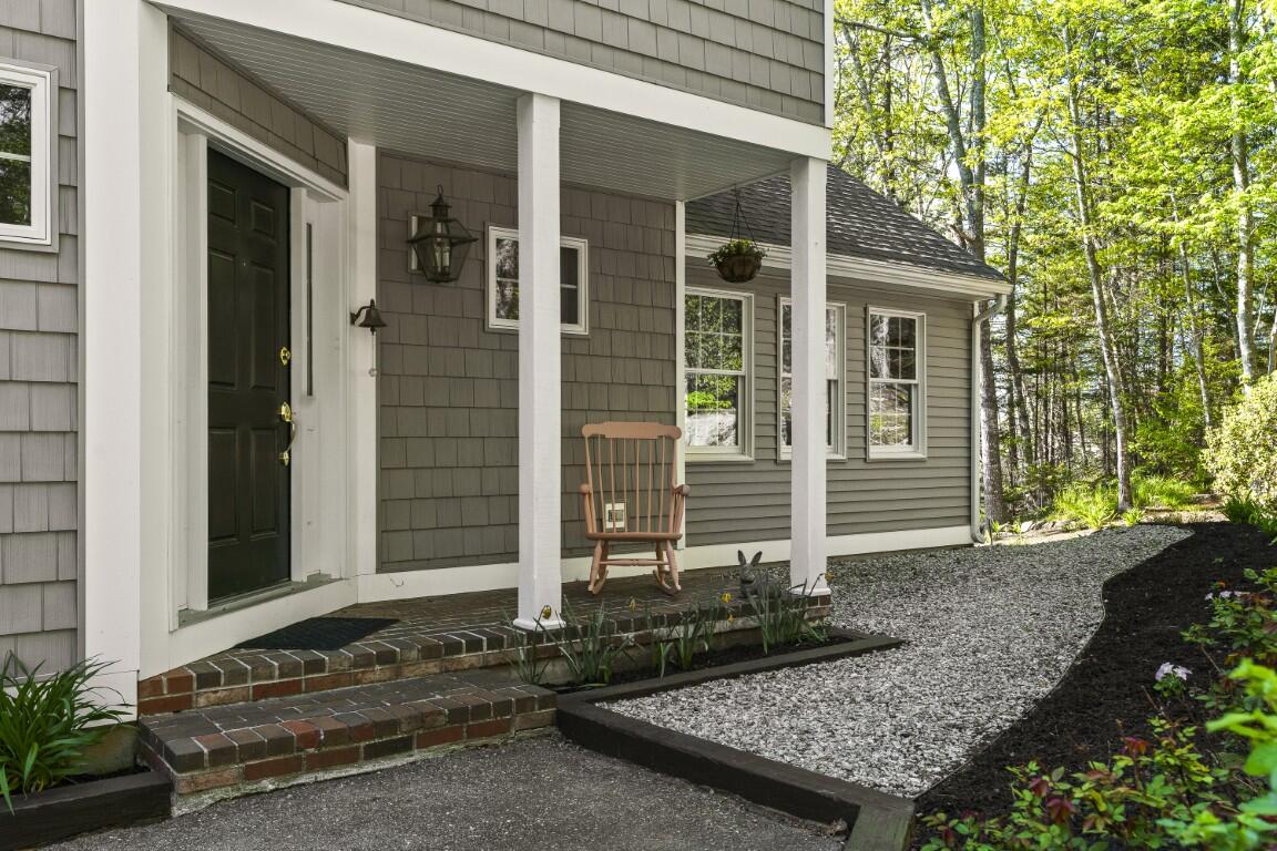 564 West Side Road Property Photo 8