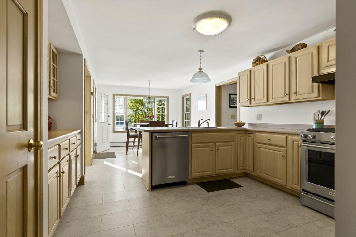564 West Side Road Property Photo 11