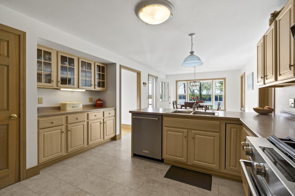 564 West Side Road Property Photo 12