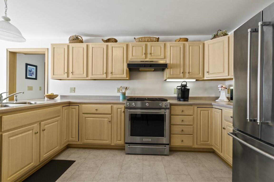 564 West Side Road Property Photo 14