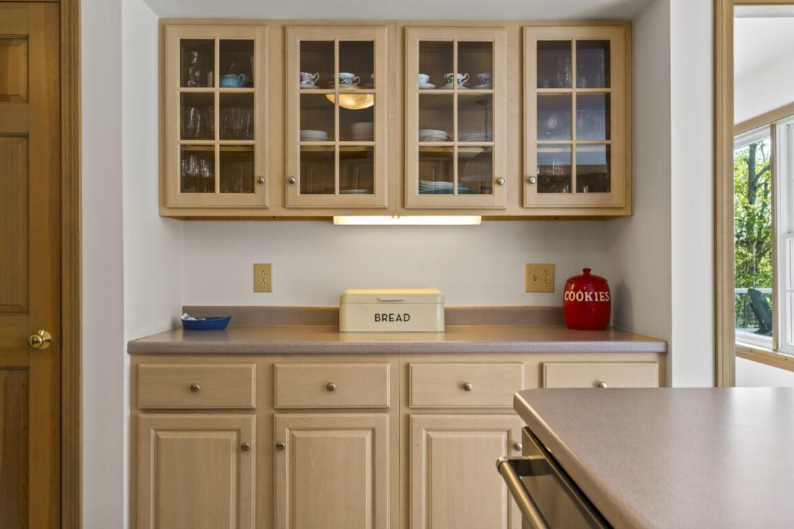 564 West Side Road Property Photo 15