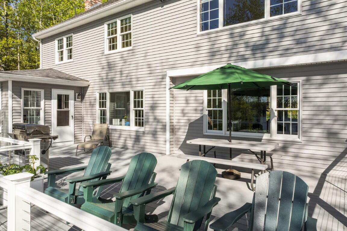 564 West Side Road Property Photo 26