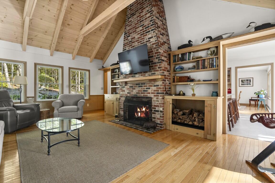 564 West Side Road Property Photo 27