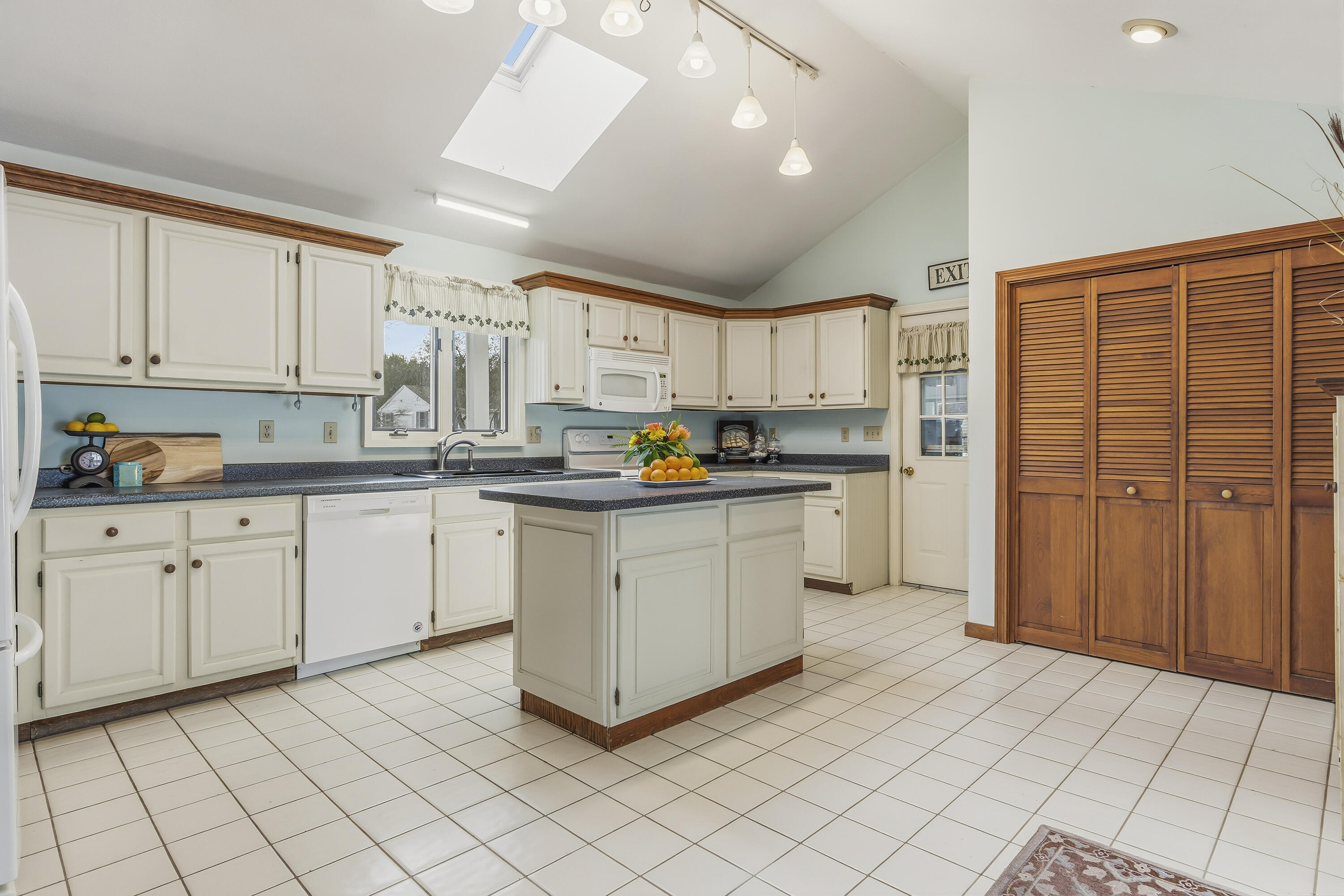 48 Howard Avenue Property Photo 18