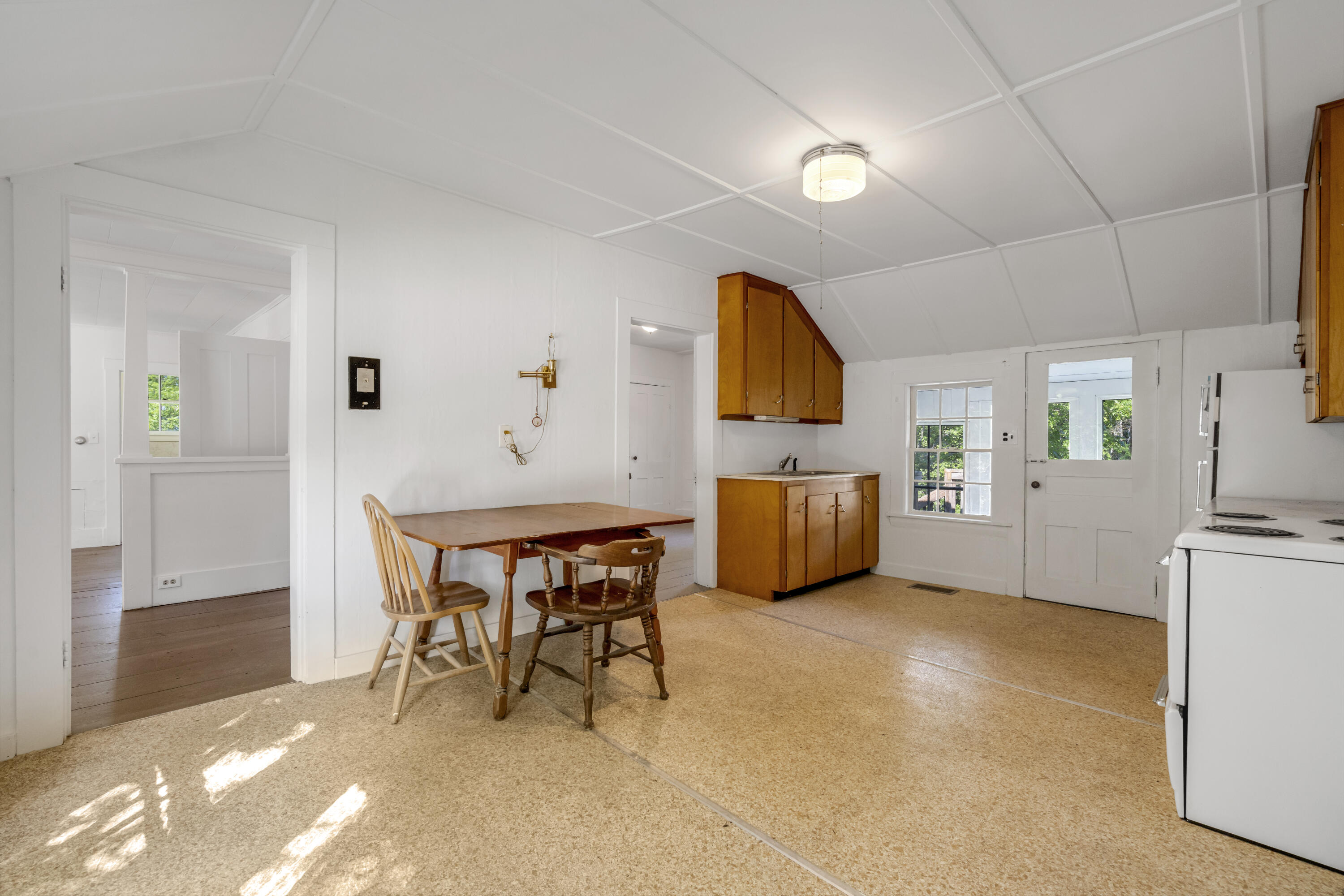 586 Plains Road Property Photo 16