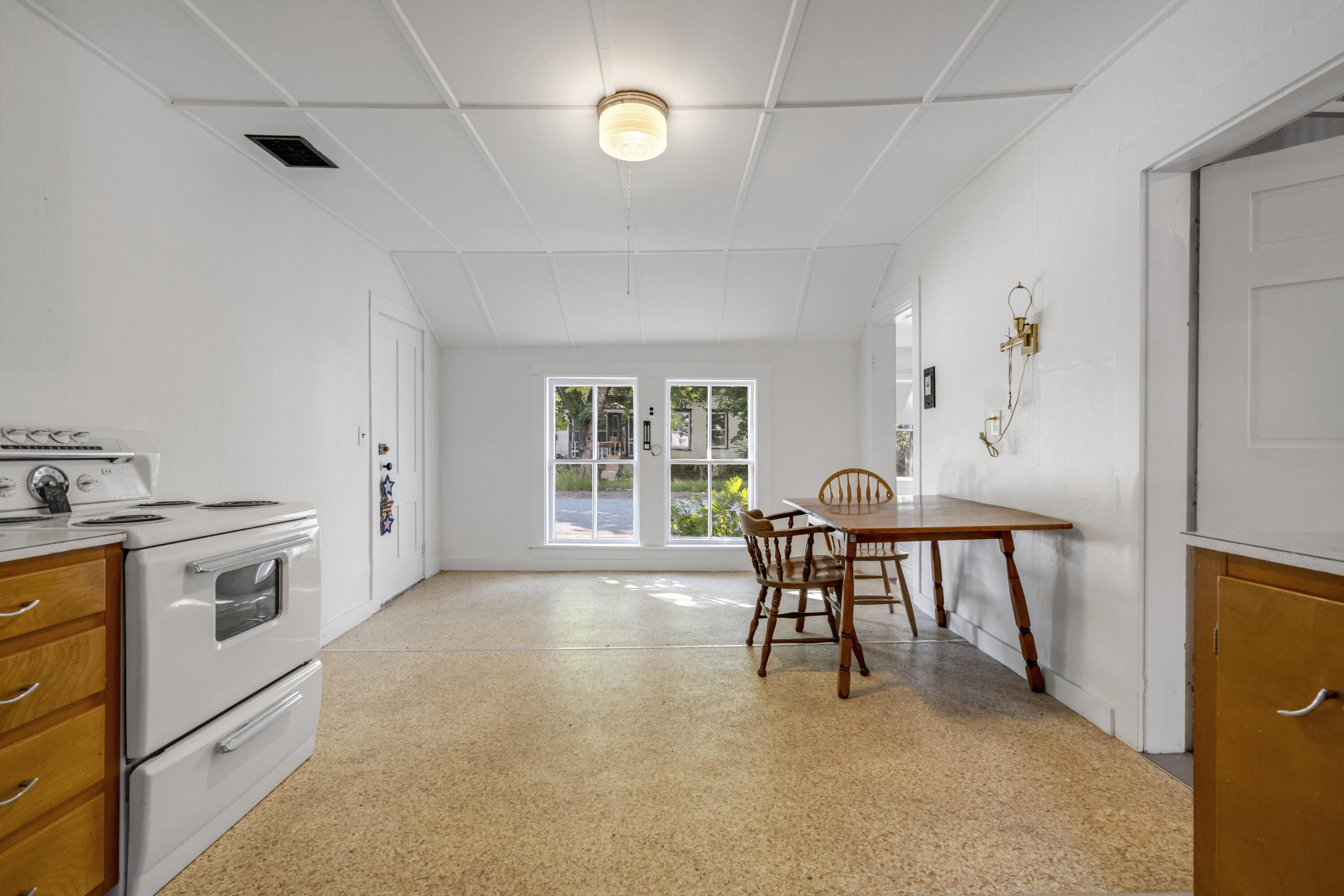 586 Plains Road Property Photo 21