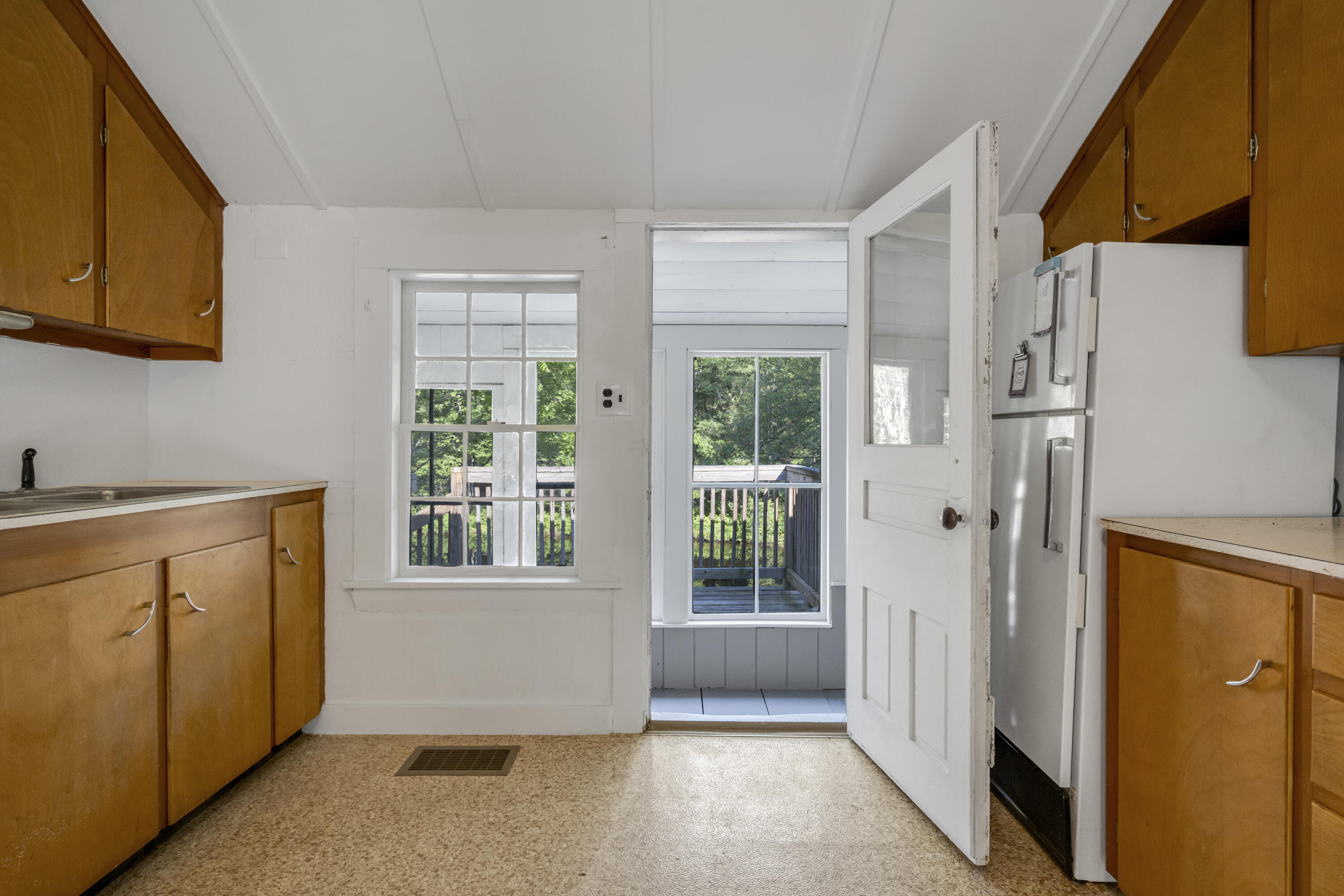 586 Plains Road Property Photo 22