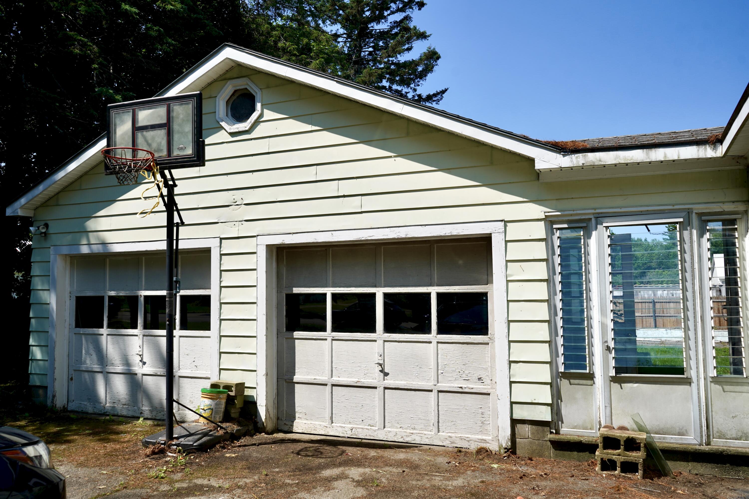 262 Hartland Avenue Property Photo 38
