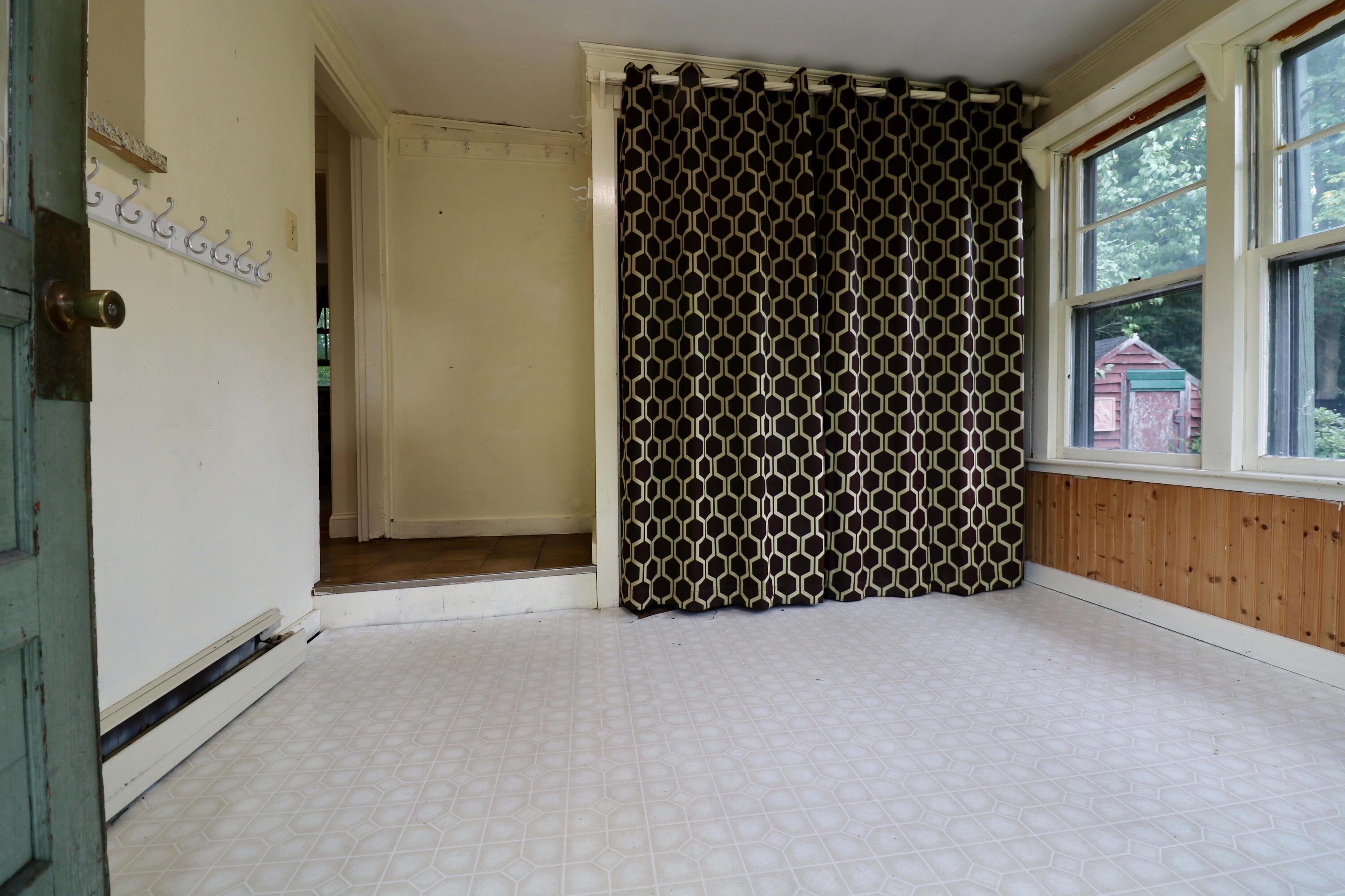 705 Riverside Street Property Photo 8