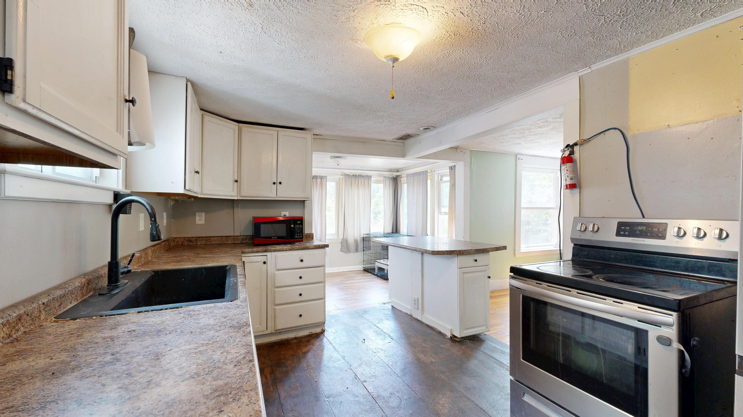 403 Summer Street Property Photo 4