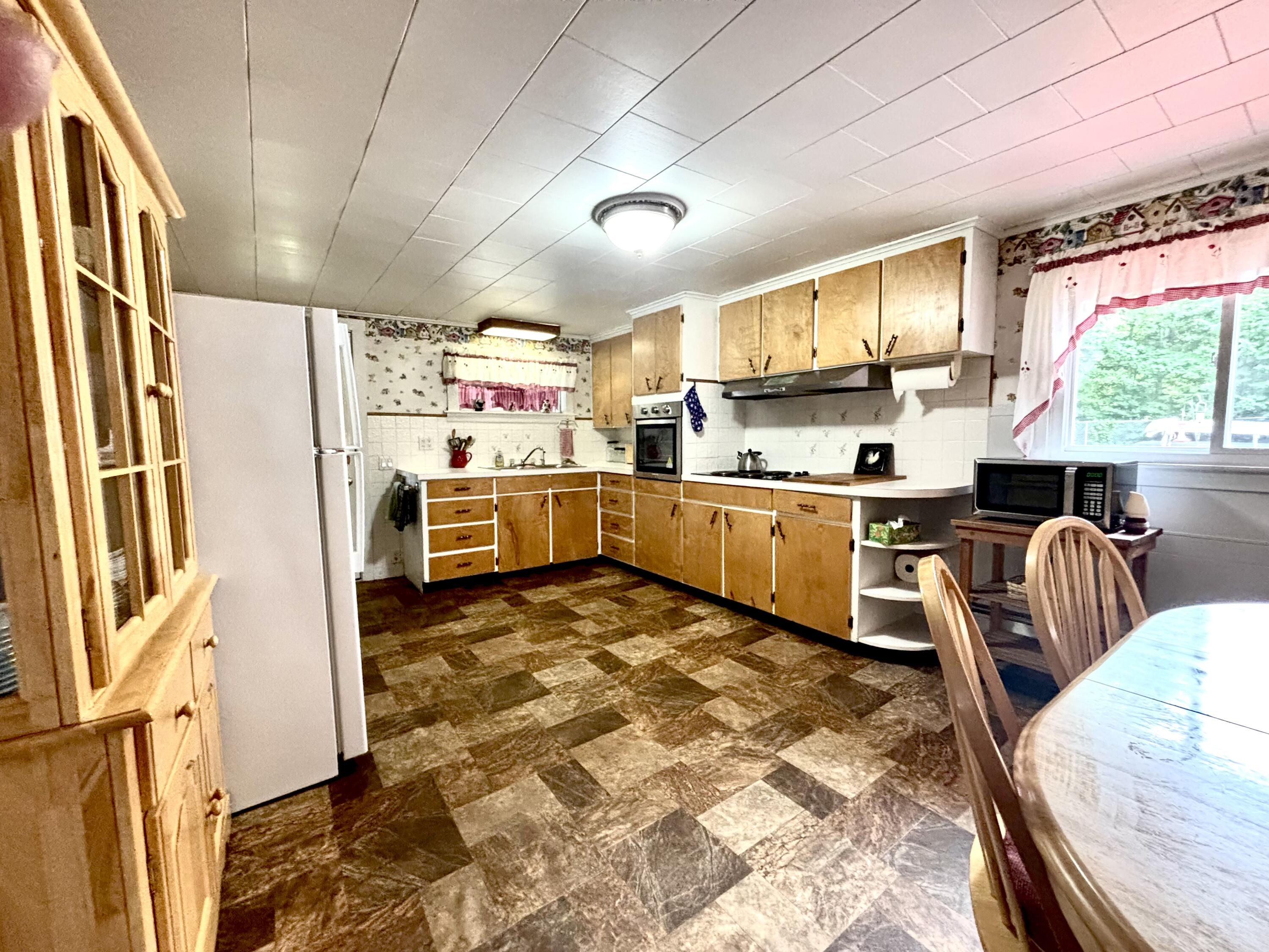 244 Bates Street Property Photo 10