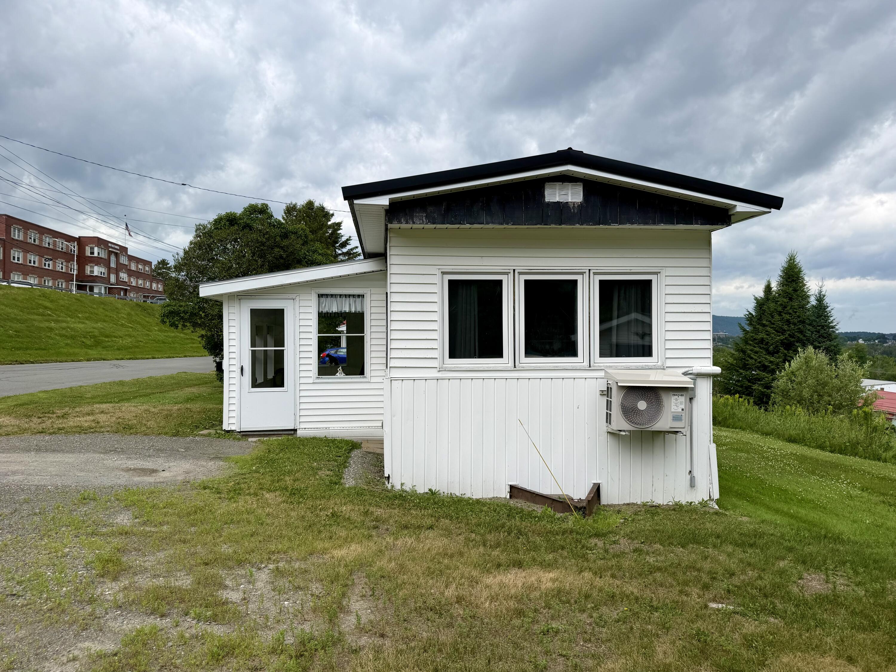 544 Riverview Street Property Photo 10