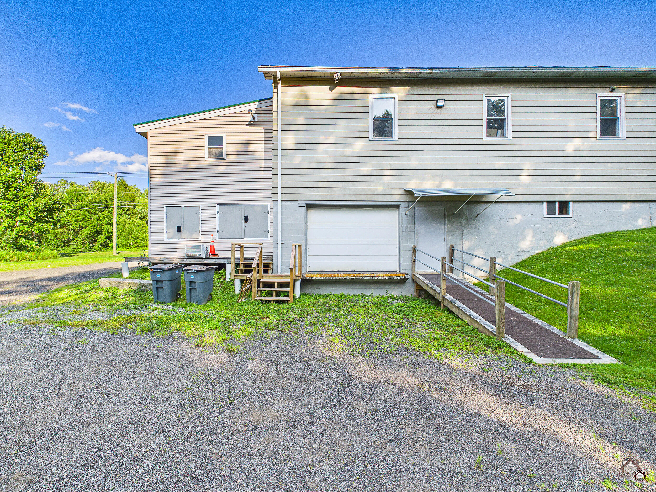 2880 Riverside Drive Property Photo 9